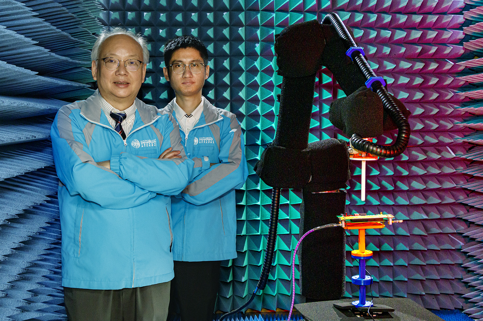 Professor Chan Chi-hou (left), Dr Wu Gengbo and researchers at Southeast University have developed a new-generation antenna.