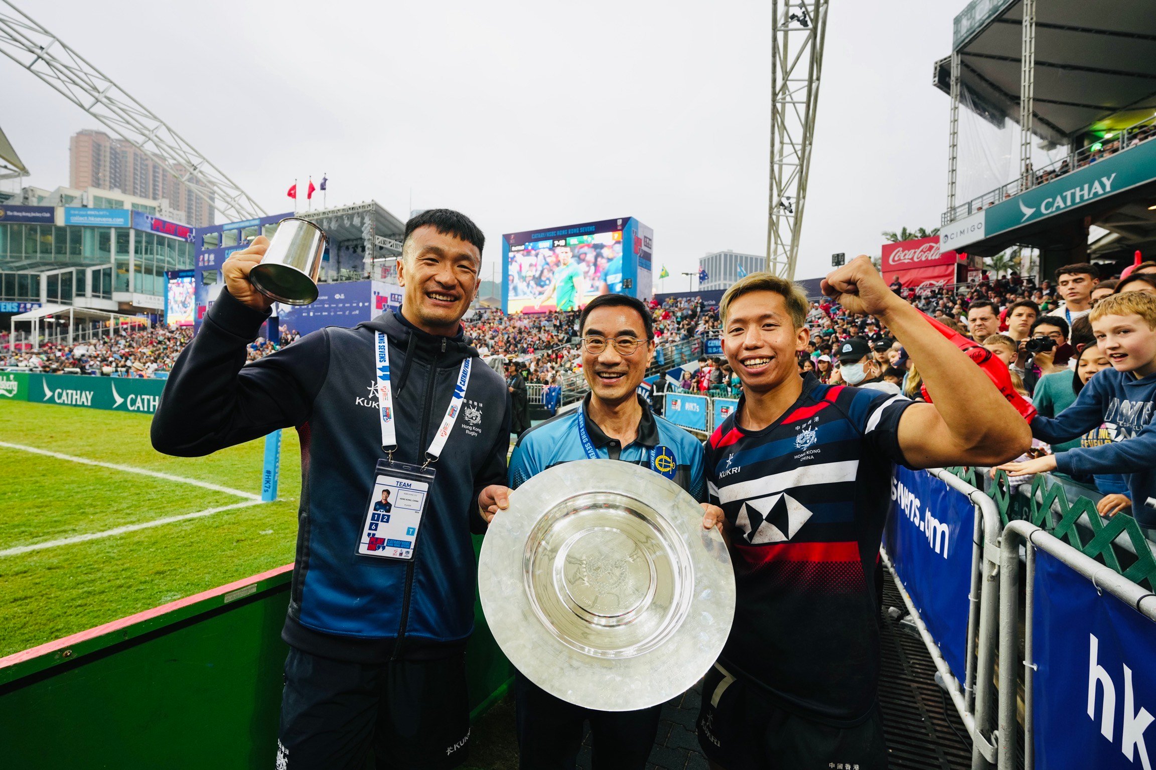 Club Chairman Michael Lee (centre) presents the Men’s Shield to the winning team – Hong Kong, China.