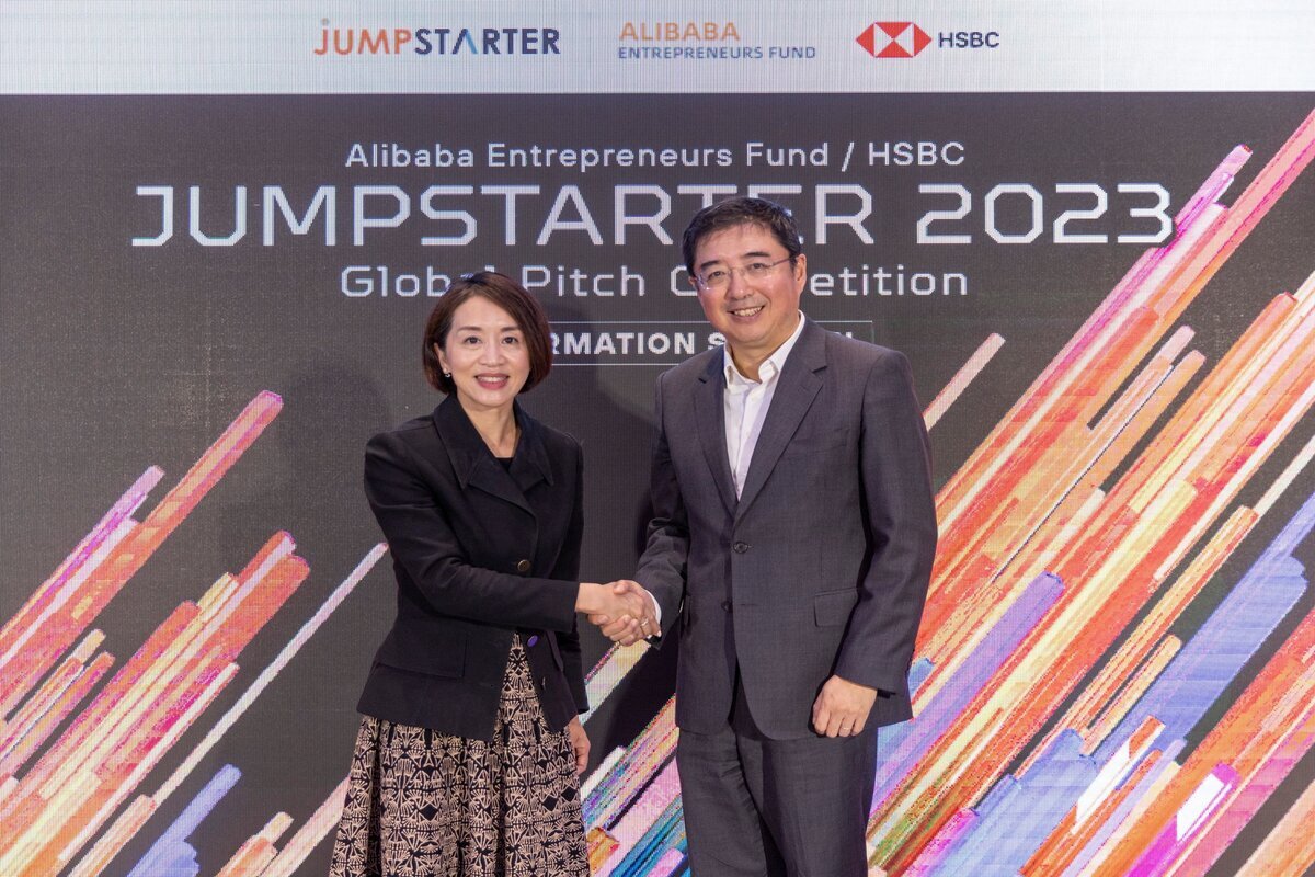 Cindy Chow, Executive Director of Alibaba Hong Kong Entrepreneurs Fund (left), and Frank Fang, General Manager, Head of Commercial Banking, Hong Kong and Macau, HSBC (right).