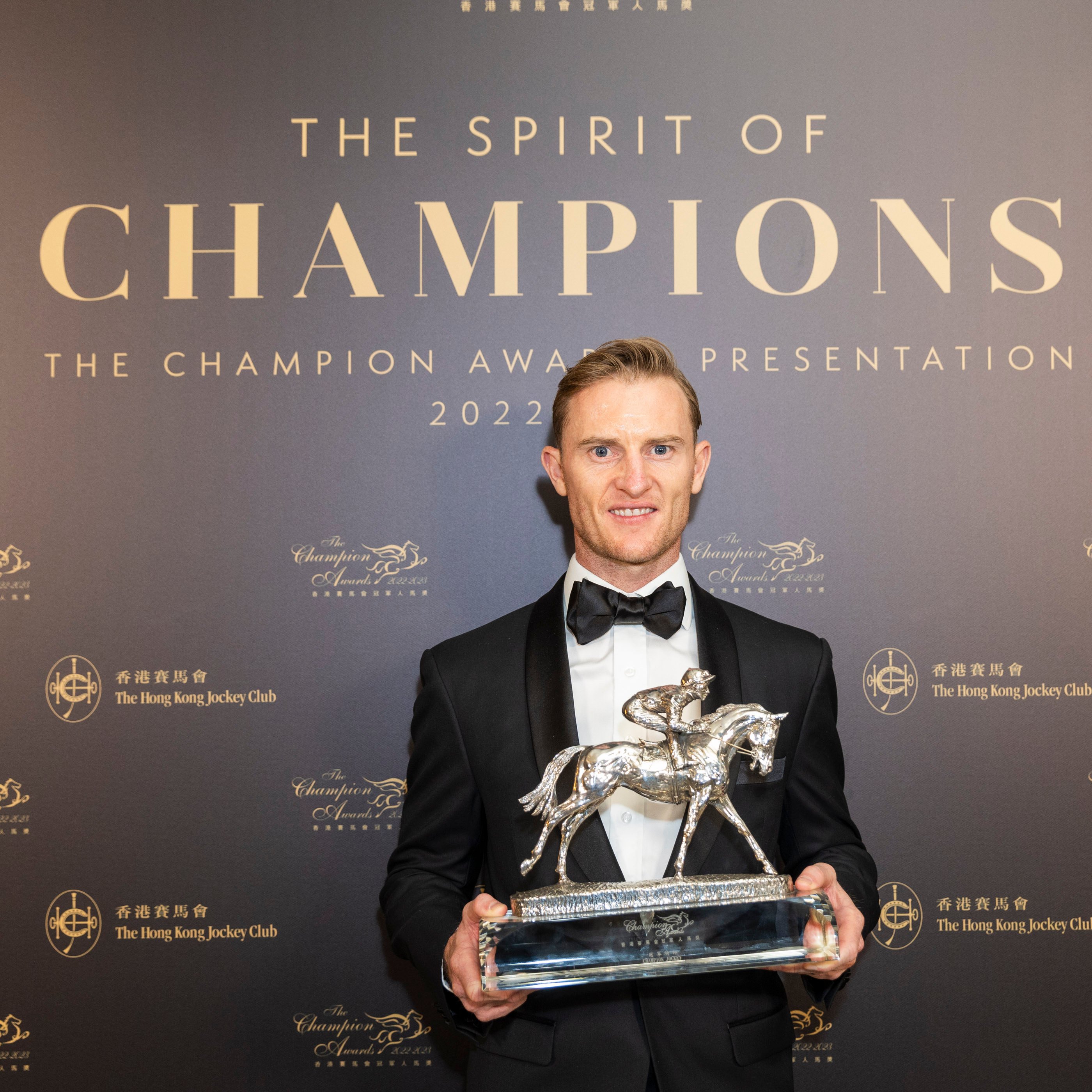  Zac Purton received his sixth Champion Jockey Award at The Champion Awards.  