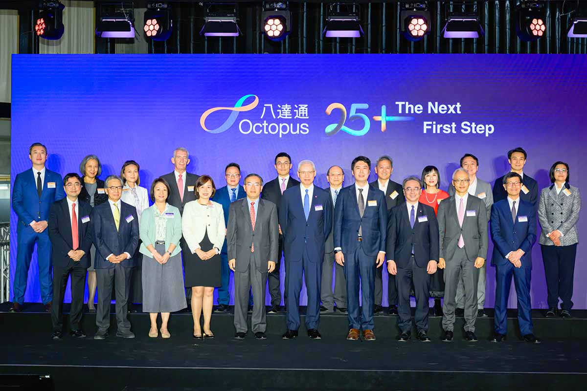 Front row (centre,) Dr Rex Auyeung, Chairman of the Board of MTR Corporation, (fourth from left) Jeny Yeung, Chairperson of the Board of Octopus Holdings Limited, and (fourth from right) Tim Ying, CEO of Octopus, along with distinguished guests, raised a toast to congratulate Octopus on embarking on a new chapter.