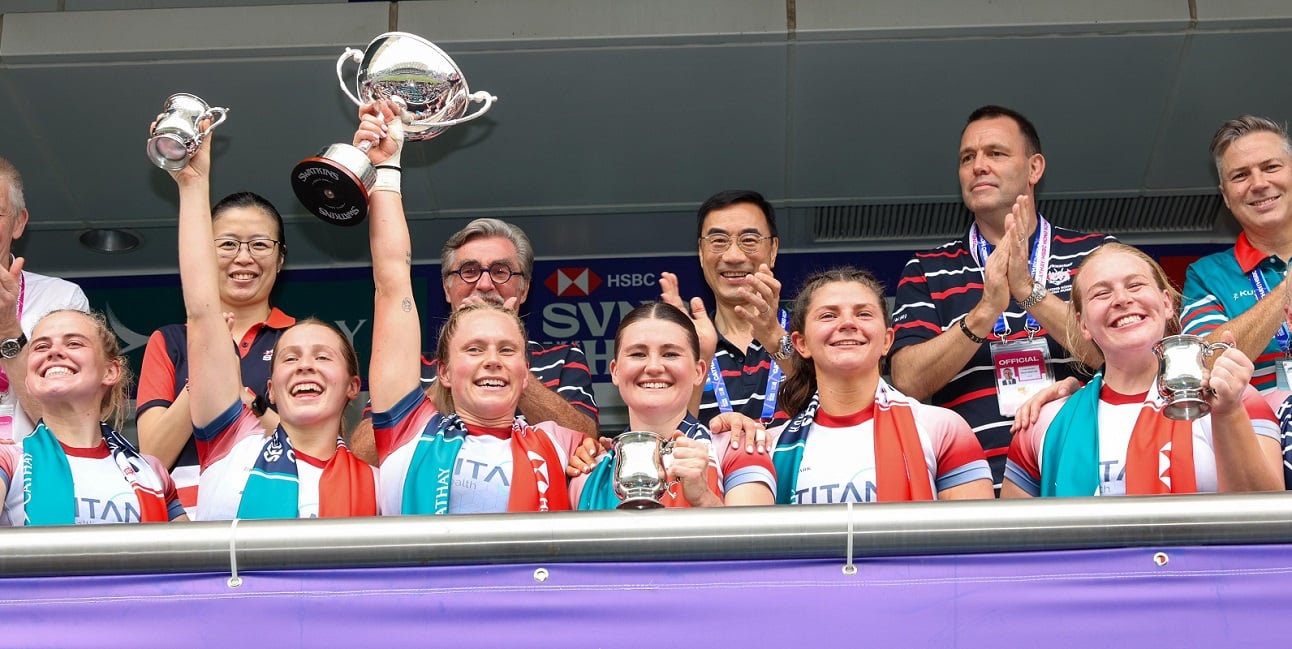 Club Chairman Michael Lee (back row, 2nd right) presents the Women’s Bowl to the winning team – Great Britain.