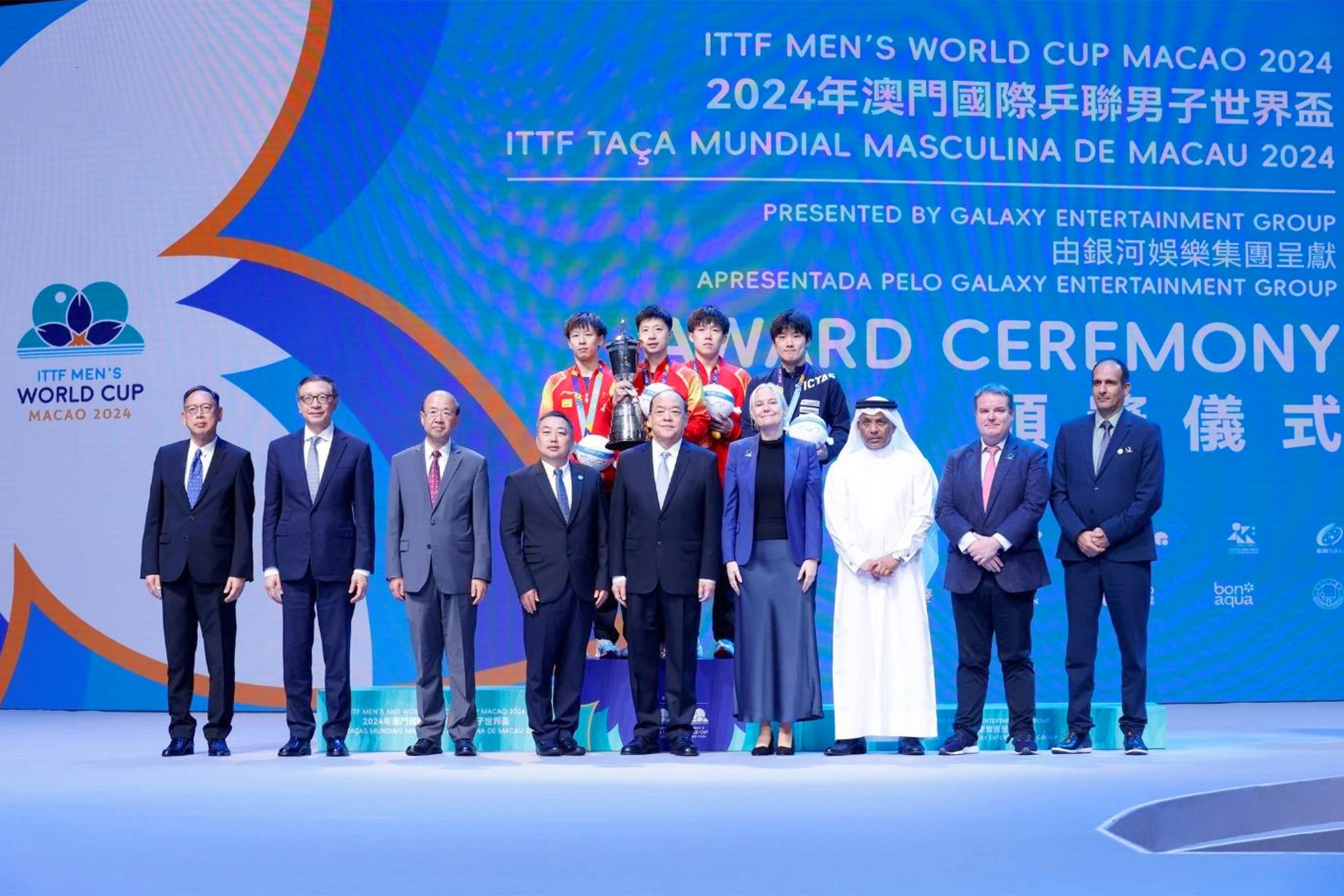 The officiating guests presented the awards to and took a photo with the ITTF Men’s World Cup champion, silver medalist and bronze medalist.