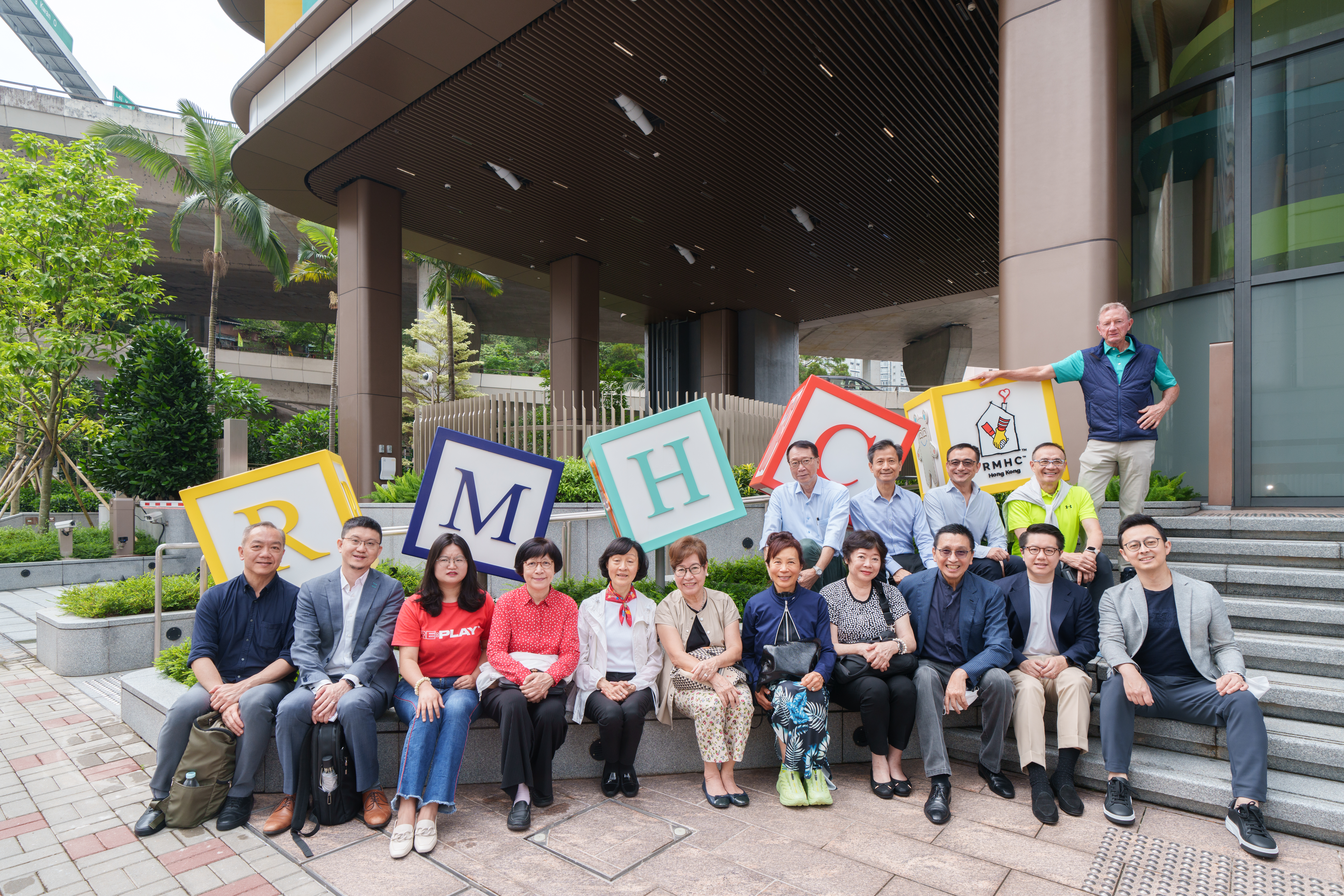 The team from Hong Kong fintech start-up Coda Bridge and the company's guests visited the RMHC (Kwun Tong House) Jockey Club Building.
