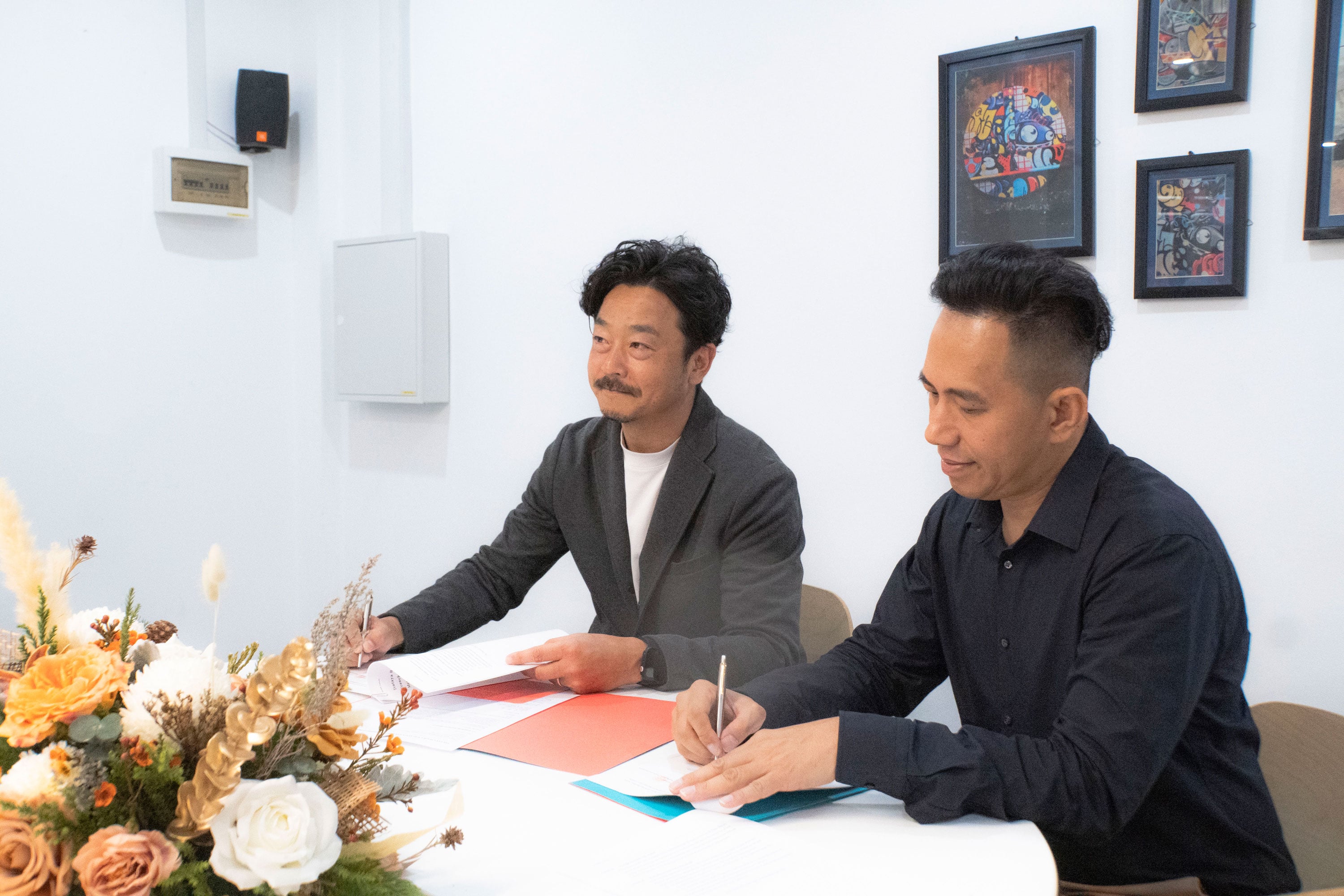 (L-R) Hideyuki Uemoto, CEO of Tsutaya Books Malaysia Sdn. Bhd. (TBM), Kimleang Kean, Managing Director of Urban Living Solutions (ULS)