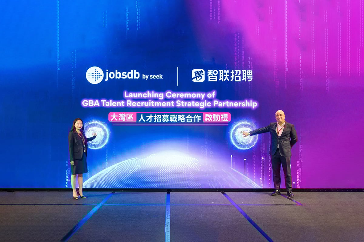 Bill Lee, Managing Director, Hong Kong, Jobsdb by SEEK (right) and Felicia Qin, Regional General Manager, South China of Zhaopin (left) at the launching ceremony of GBA Talent Recruitment Strategic Partnership.