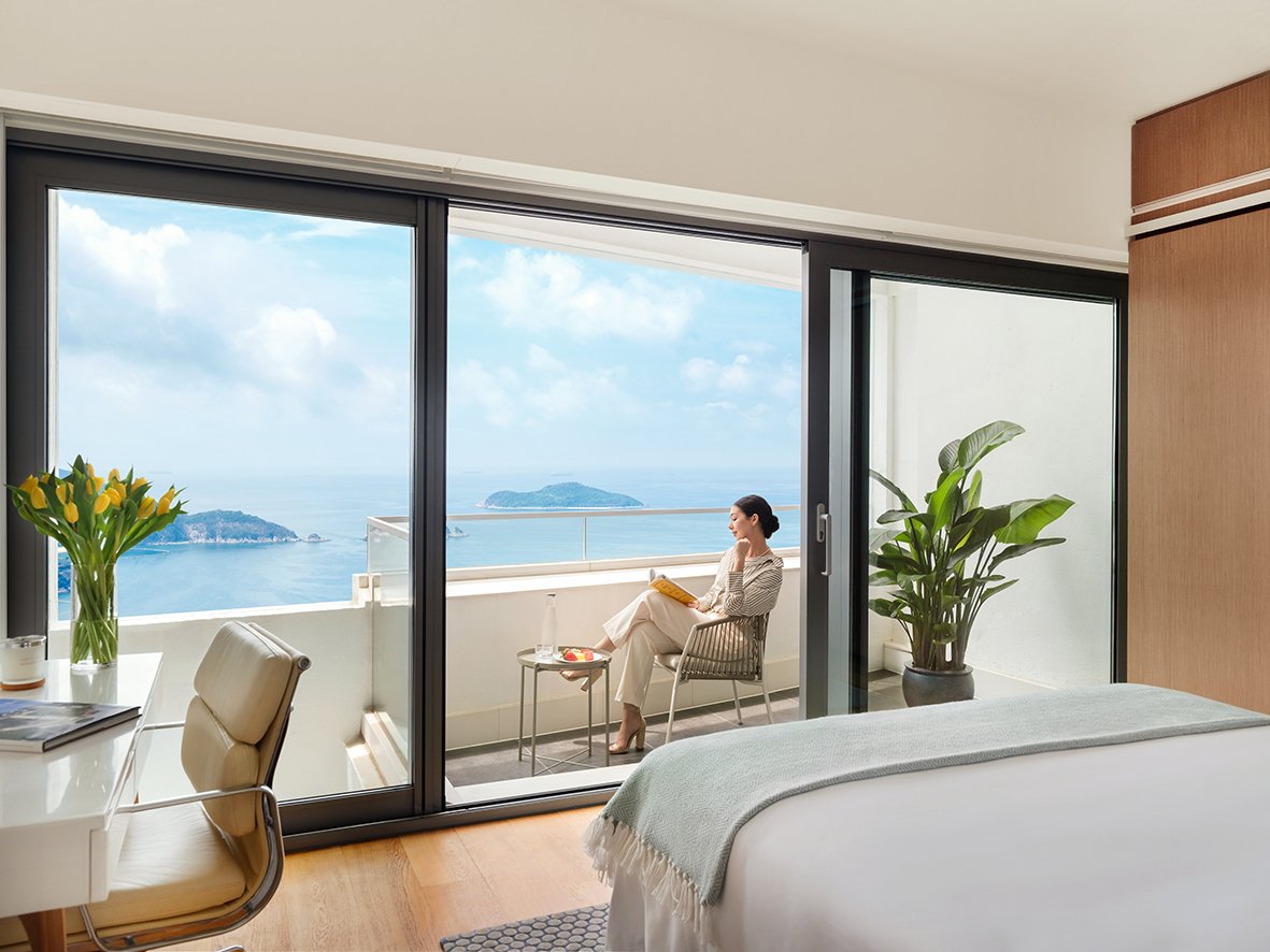 Soak in breathtaking water views and serene living at The Repulse Bay, where luxury meets tranquillity. 