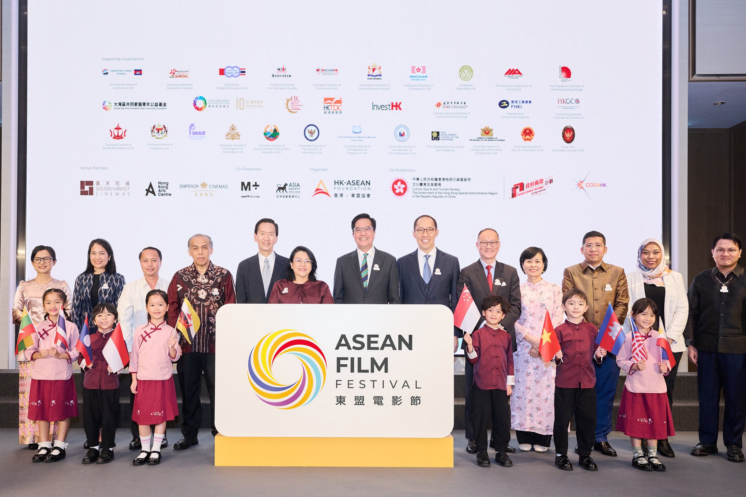 The ASEAN Film Festival 2024 celebration cocktail was graced by the Consuls-General or representatives from 10 ASEAN countries, who provided invaluable support in enhancing the Festival’s content and engagement. The Honourable Michael Wong Wai-lun, Acting Financial Secretary of the Government of HKSAR (centre), Mrs Ainatol Zahayu Mohammad, Dean of the ASEAN Consuls-General and Consul-General of Brunei Darussalam in Hong Kong (sixth from left), The Honourable Bernard Charnwut Chan, HK-ASEAN Foundation Advisory Council Member (fifth from left), and Mr Daryl Ng Win-kong, Chairman of Hong Kong-ASEAN Foundation (sixth from right), stand alongside the Consul Generals.