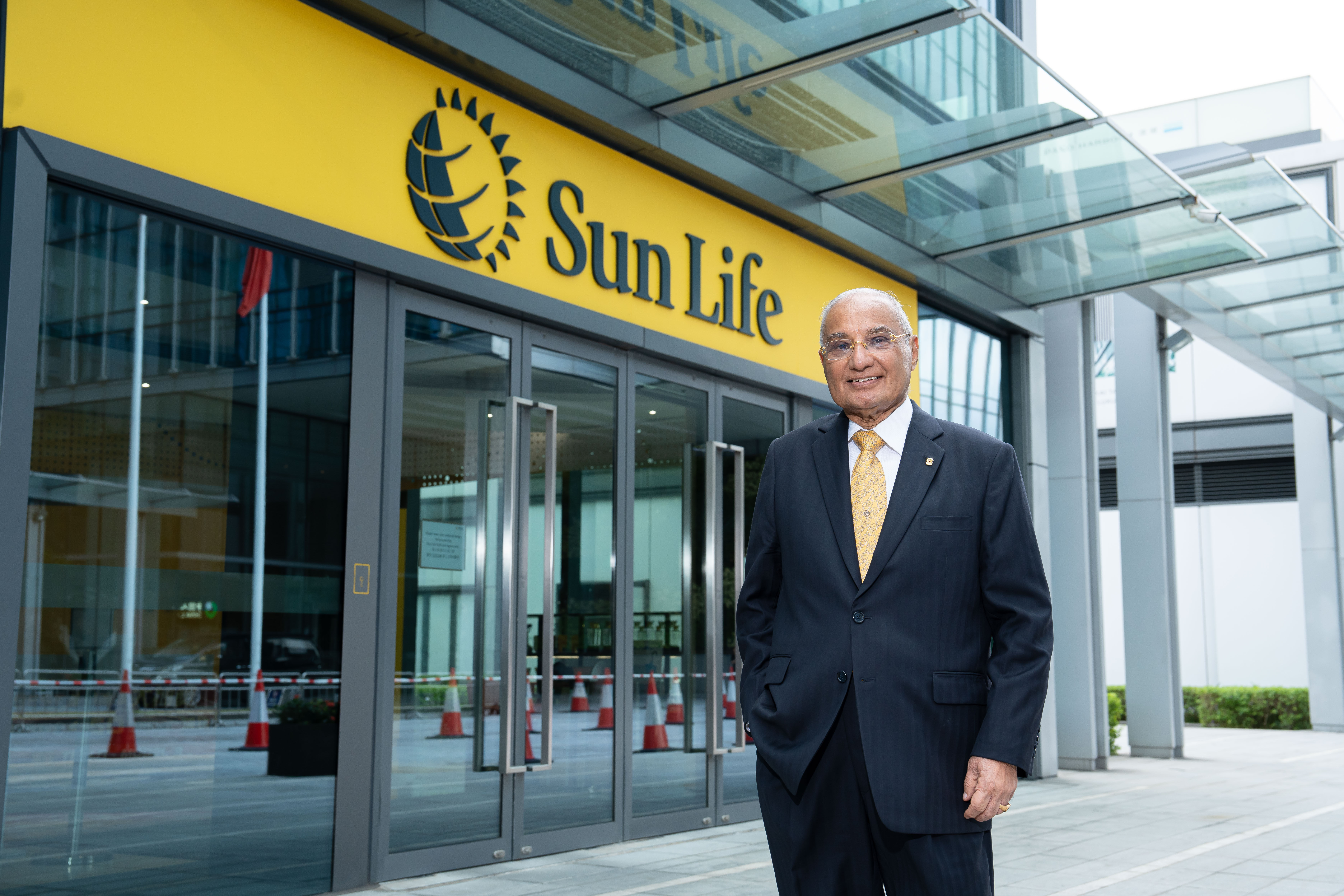 “The canvas of my life was blank, but it became beautiful with the platform provided by Sun Life, the support of clients and the strength of my mind. I have overcome challenges in this noble profession. Dreams have no expiry date, and joining Sun Life has been the greatest reward of my life,” says Lachman Balani, a dedicated professional with 46 years of service at Sun Life Hong Kong. 
Balani is regarded as one of the Most Respected Advisers (MRA) in the organisation due to his genuine care for clients, unwavering professionalism, inspirational leadership and consistently winning attitude.