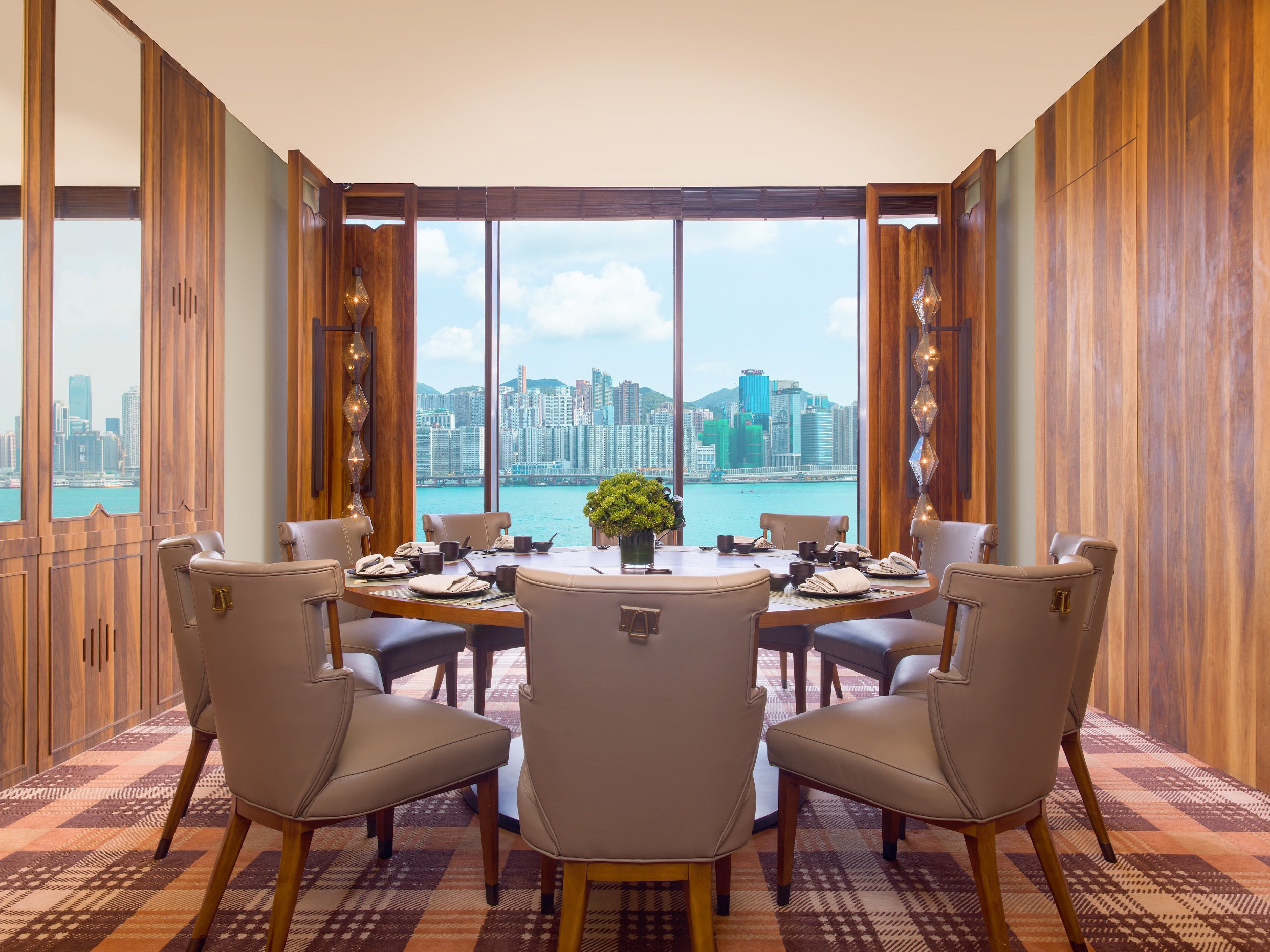 Overlooking the iconic harbour, Hung Tong is a cosy dining space that bridges the past and present, inviting diners to embark on a sensory journey. 