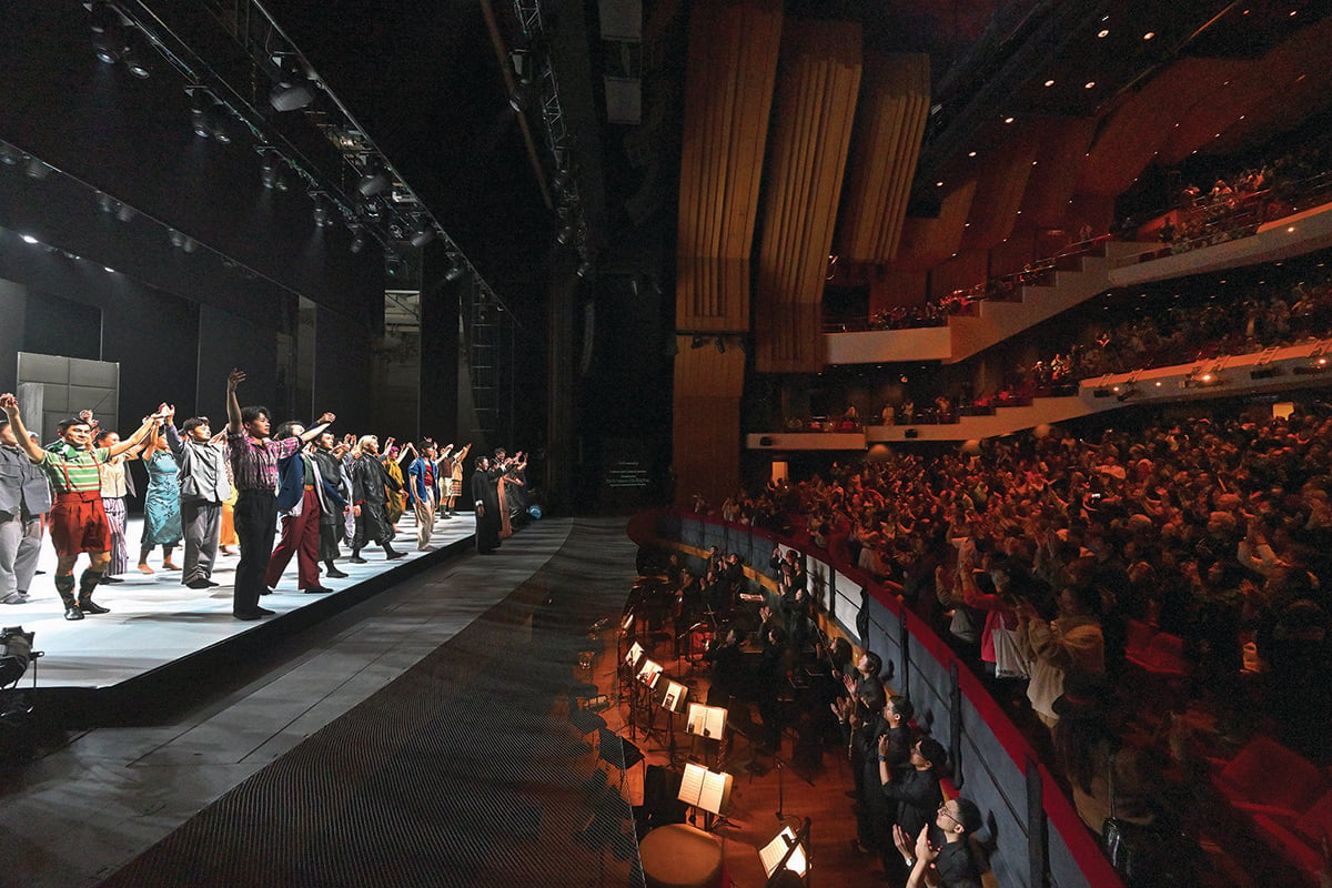 Standing ovation for the dance drama “Wing Chun” special edition. Credit: Leisure and Cultural Services Department