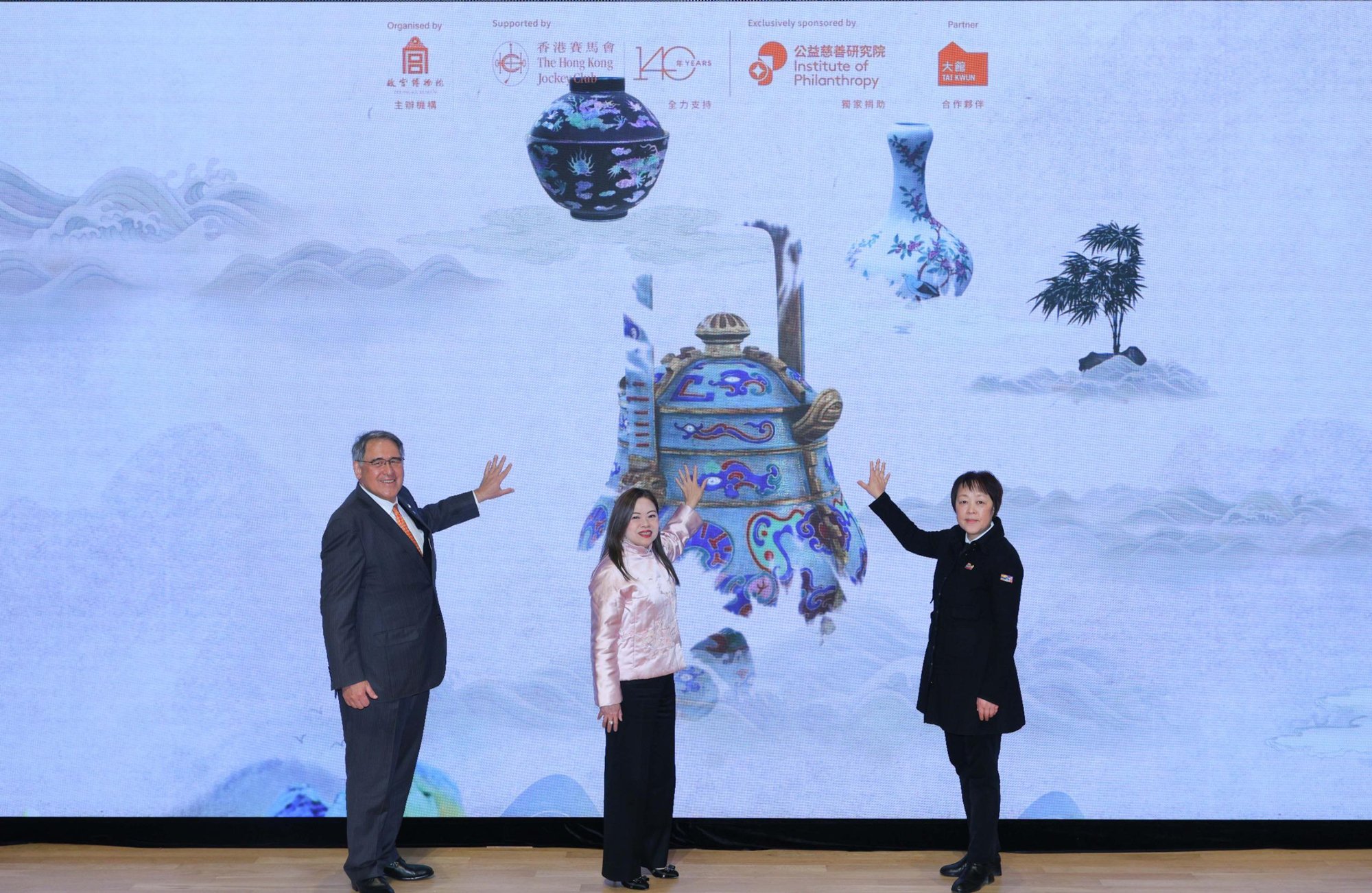 Officiating at the opening ceremony of “FLASH! The Palace Museum - A Pop-Up Digital Experience” were HKSAR Government Secretary for Culture, Sports and Tourism Rosanna Law (centre), Club Steward and Chairman of the Institute of Philanthropy Lester Huang (left), and Deputy Director of the Palace Museum Zhu Hongwen (right).