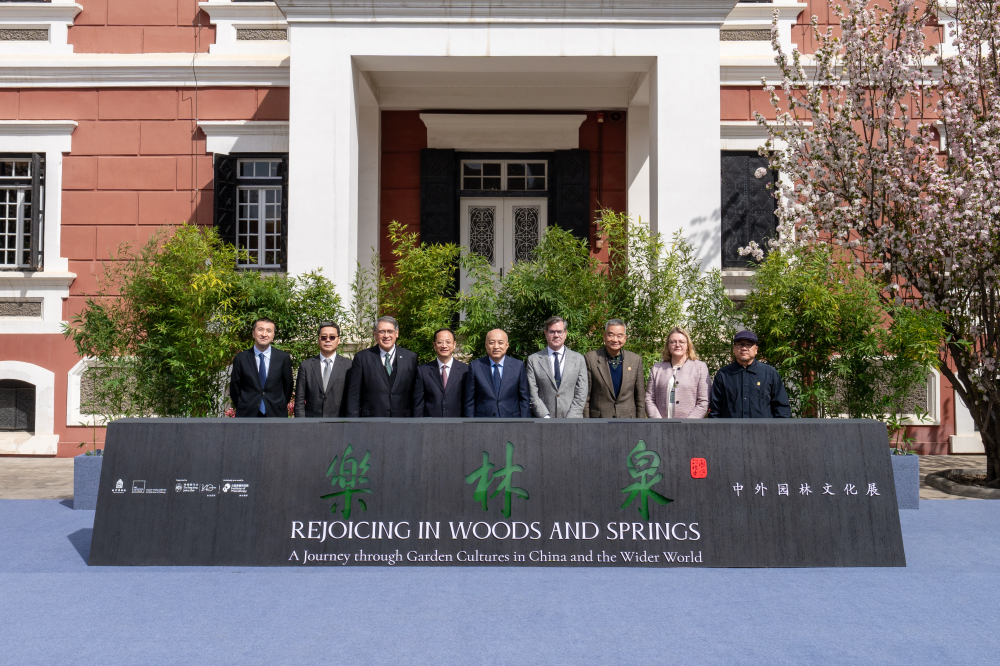 From left: Wen Dayan, Director-General of Communication and Cooperation of the National Cultural Heritage Administration; Li Rusheng, President of the Chinese Society of Landscape Architecture; Lester Huang, Chairman of the Institute of Philanthropy and Trustee of The Hong Kong Jockey Club Charities Trust; Gu Yucai, President of the Chinese Society of Cultural Relics; Dr Wang Xudong, Director of the Palace Museum; James Rondeau, President and Eloise W. Martin Director of the Art Institute of Chicago; Liu Shuguang, President of ICOM China; Elisabeth Maisonnier, Chief Curator of The Palaces of Versailles; and Du Haijiang, Deputy Director of the Palace Museum, officiate at the opening ceremony of the “Rejoicing in Woods and Springs: A Journey through Garden Cultures in China and the Wider World” exhibition. (Photo credit: The Palace Museum)