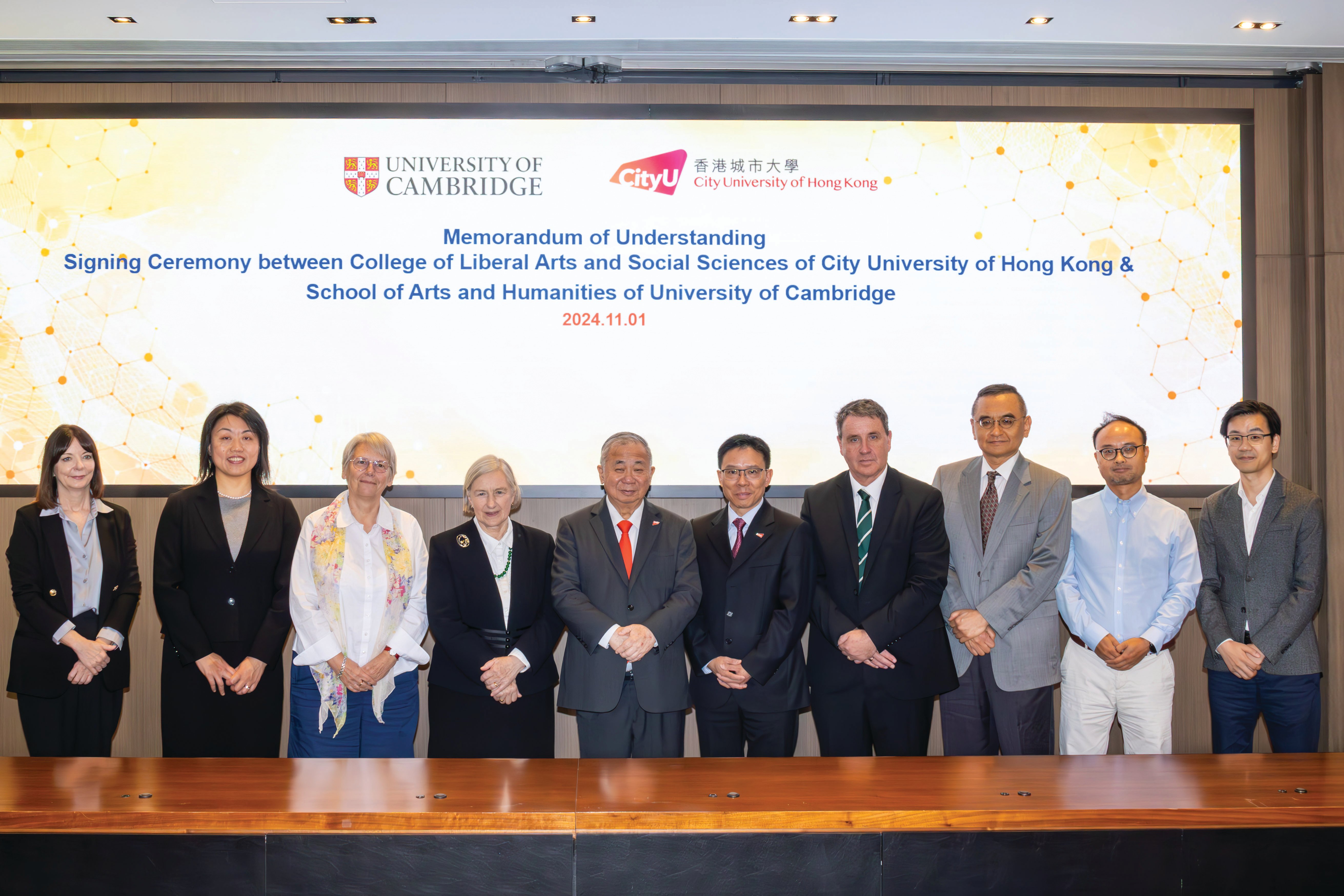 Professor Ho (seated) endorsed the MoU, witnessed by President Boey (right) and Dame
Madeleine Atkins (left), President of Cambridge’s Lucy Cavendish College.