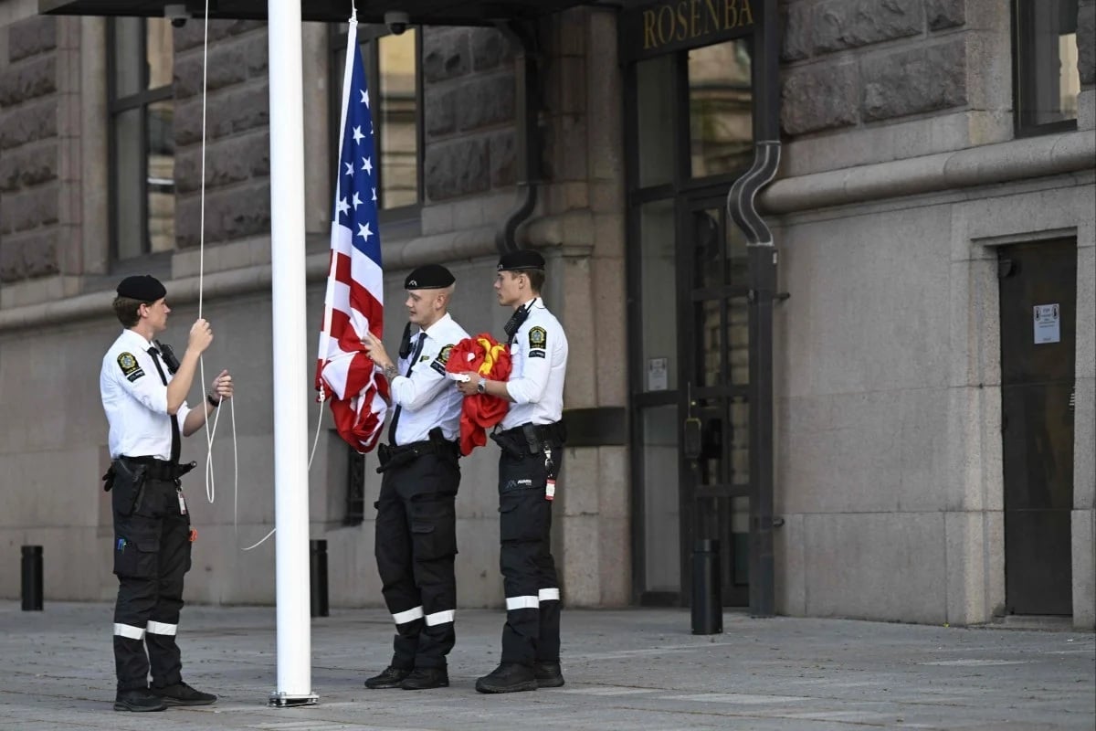 Security guards raise the flags of the United States and of China in front of Sweden’s seat of government in Stockholm ahead of their talks there. Photo: AFP