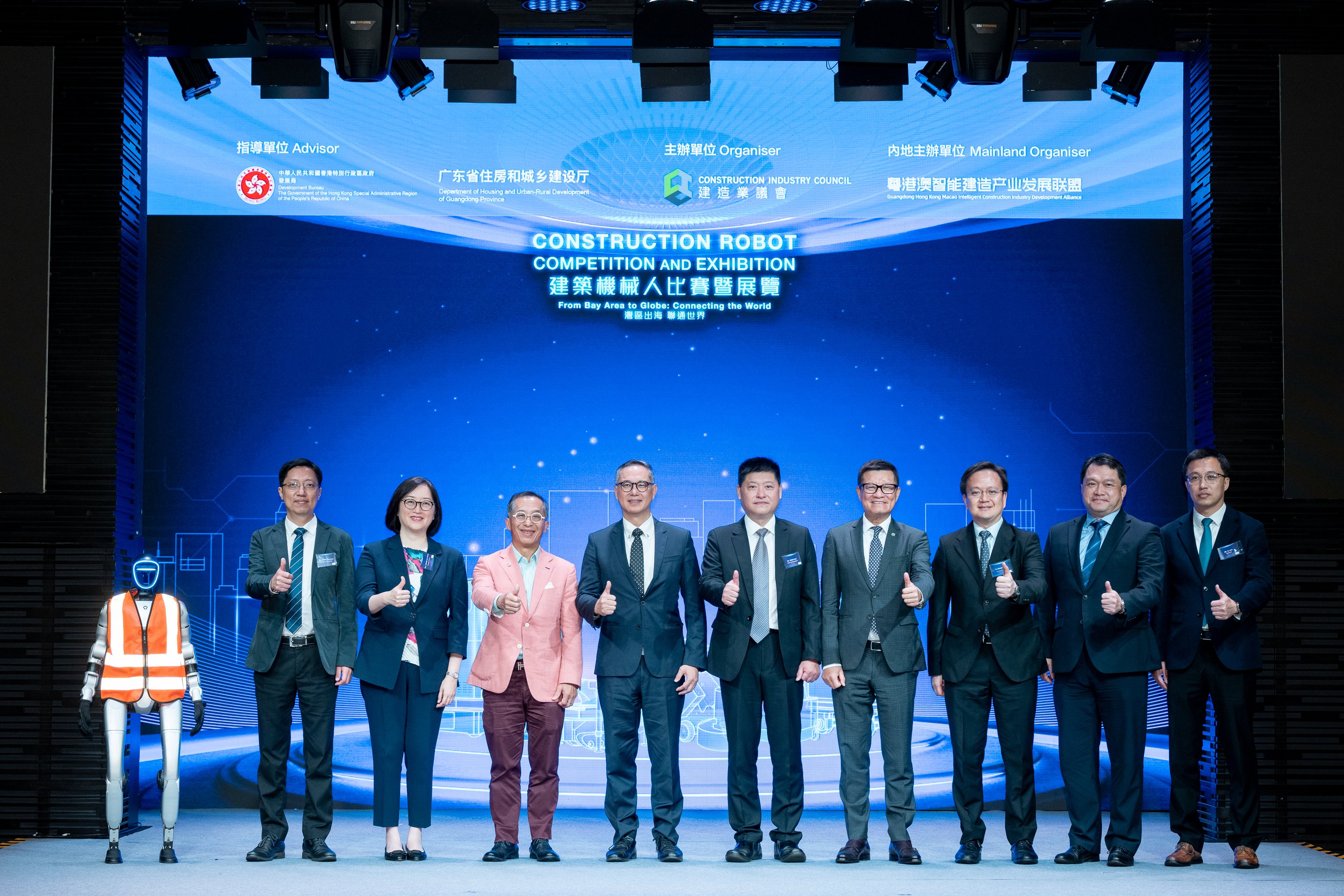 The event signified a new dawn for the construction sector: Ir Prof Thomas HO (third from left), Chairman of the CIC; Ir Albert Cheng (fourth from right), Executive Director of the CIC; Ir Ricky Lau (fourth from left), Permanent Secretary for Development (Works) of Development Bureau; and Mr Zhou Wei (fifth from right), Level 1 Inspector, Department of Housing and Urban-Rural Development of Guangdong Province, posed with other experts at the forum.