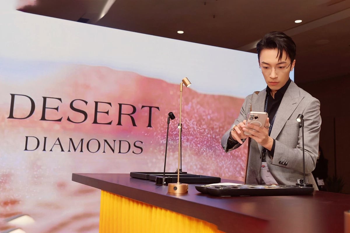 De Beers Group’s “Show and Tell” presentation at Jewellery & Gem World Hong Kong spotlights its new “beacon” Desert Diamonds.