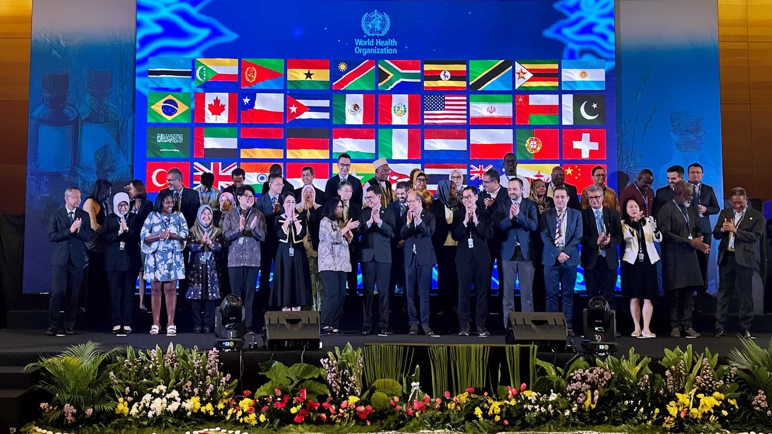 Chairperson of the Indonesian Food and Drug Authority (BPOM RI), Prof. Dr. Taruna Ikrar, M.Pharm., Ph.D, together with delegates of the World Health Organization – International Regulatory Cooperation for Herbal Medicines (WHO-IRCH), at the 16th Annual Meeting, held on 13–16 October 2025 in Jakarta, Indonesia.