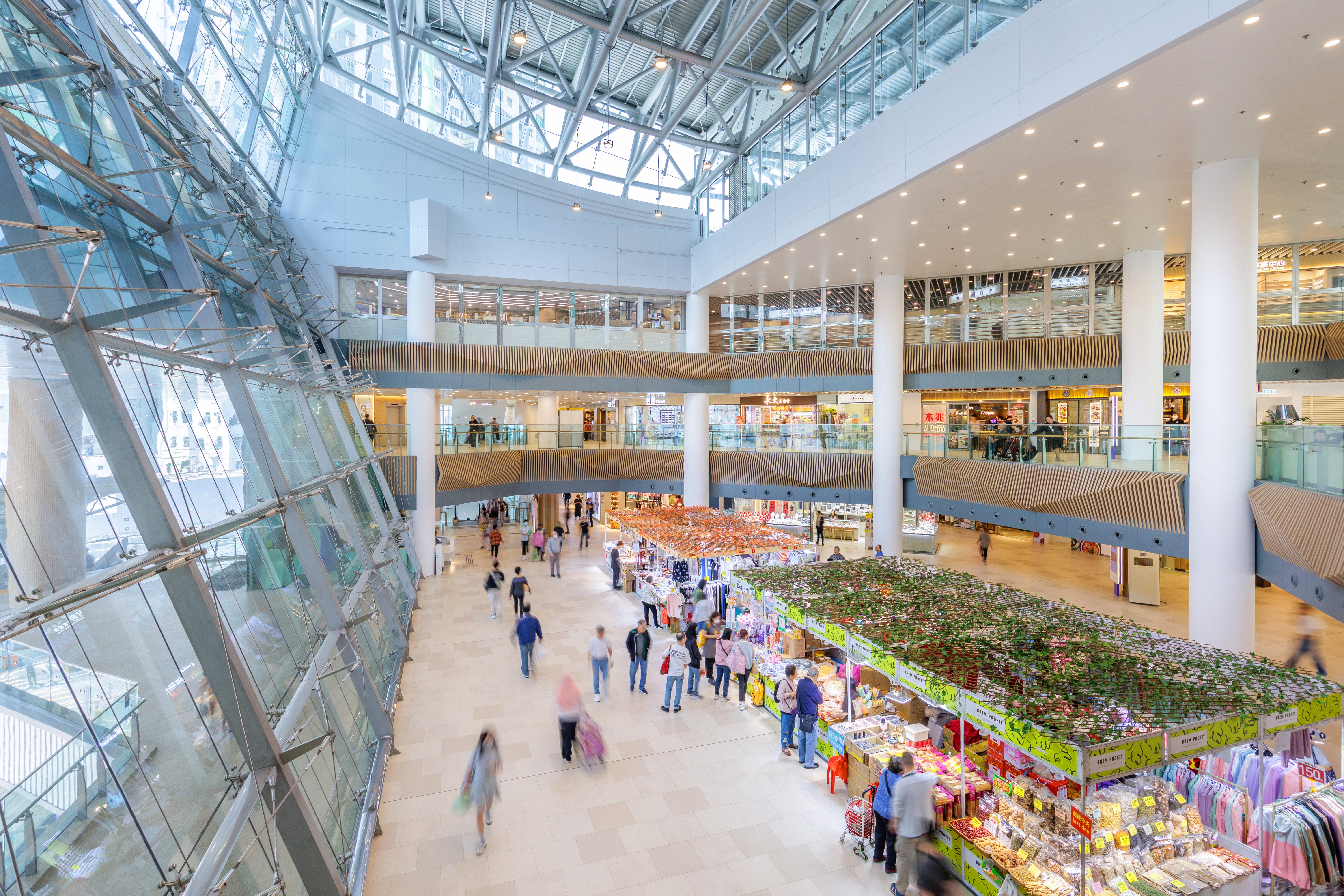Link’s asset enhancement projects ensure a better business environment for tenants while also achieving a win-win outcome by improving the quality of life for nearby residents. The photo shows Link’s Kai Tin Shopping Centre.