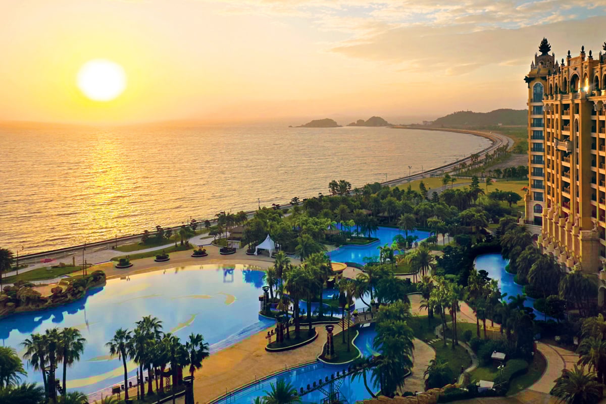 Make It a Blue Christmas at Hengqin Chimelong Resort