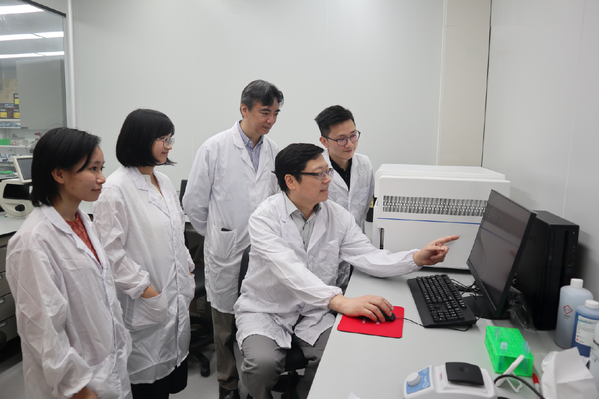 Vice-president and Chief Scientific Officer of SPH Biotherapeutics, Professor Hua Zhang (seated).