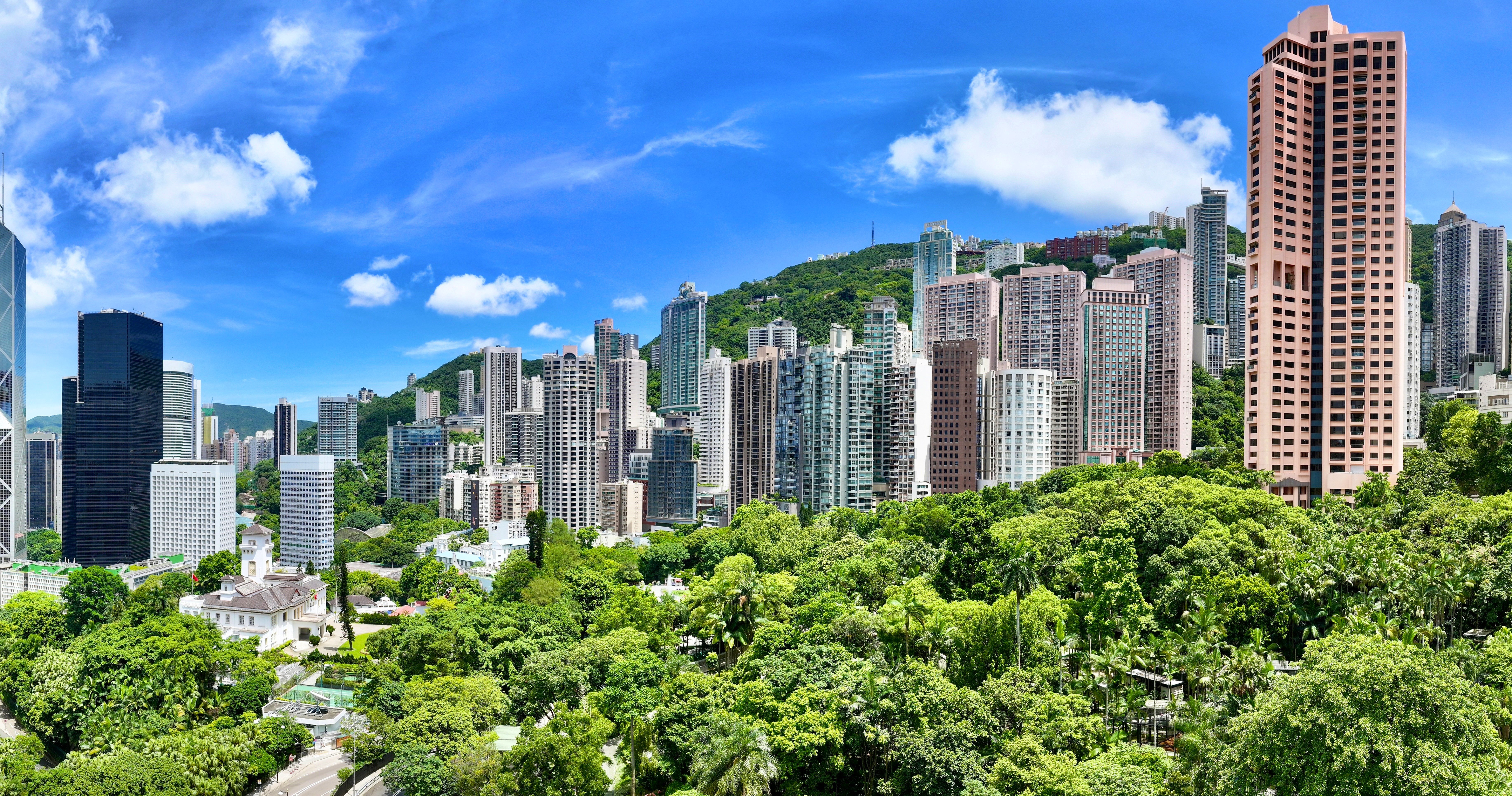 From selected residences, views open across the Hong Kong Zoological and Botanical Gardens, offering long-protected greenery within close reach of the heart of Central.