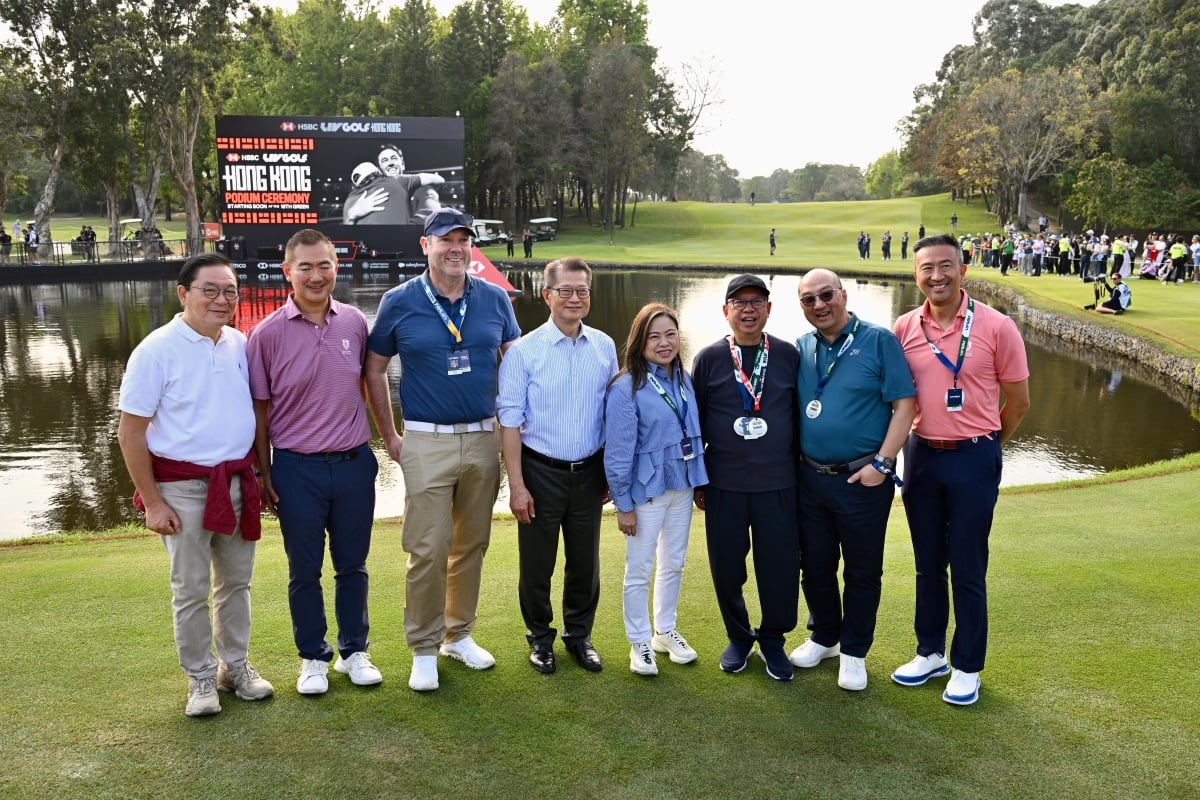 HKSAR Government Financial Secretary Paul Chan (4th left), HKSAR Government Secretary for Culture, Sports and Tourism Rosanna Law (4th right), HKSAR Government Executive Council Non-Official Member Jeffrey Lam (1st left), Hong Kong Tourism Board Chairman Dr Peter Lam (3rd right), The Hong Kong Jockey Club Executive Director of Corporate Affairs Raymond Tam (2nd right), Hong Kong Golf Club Captain Andy Kwok (2nd left), Hong Kong Golf Club Vice Captain Bryant Lu (1st right) and other guests witness the tournament’s trophy‑lift moment.