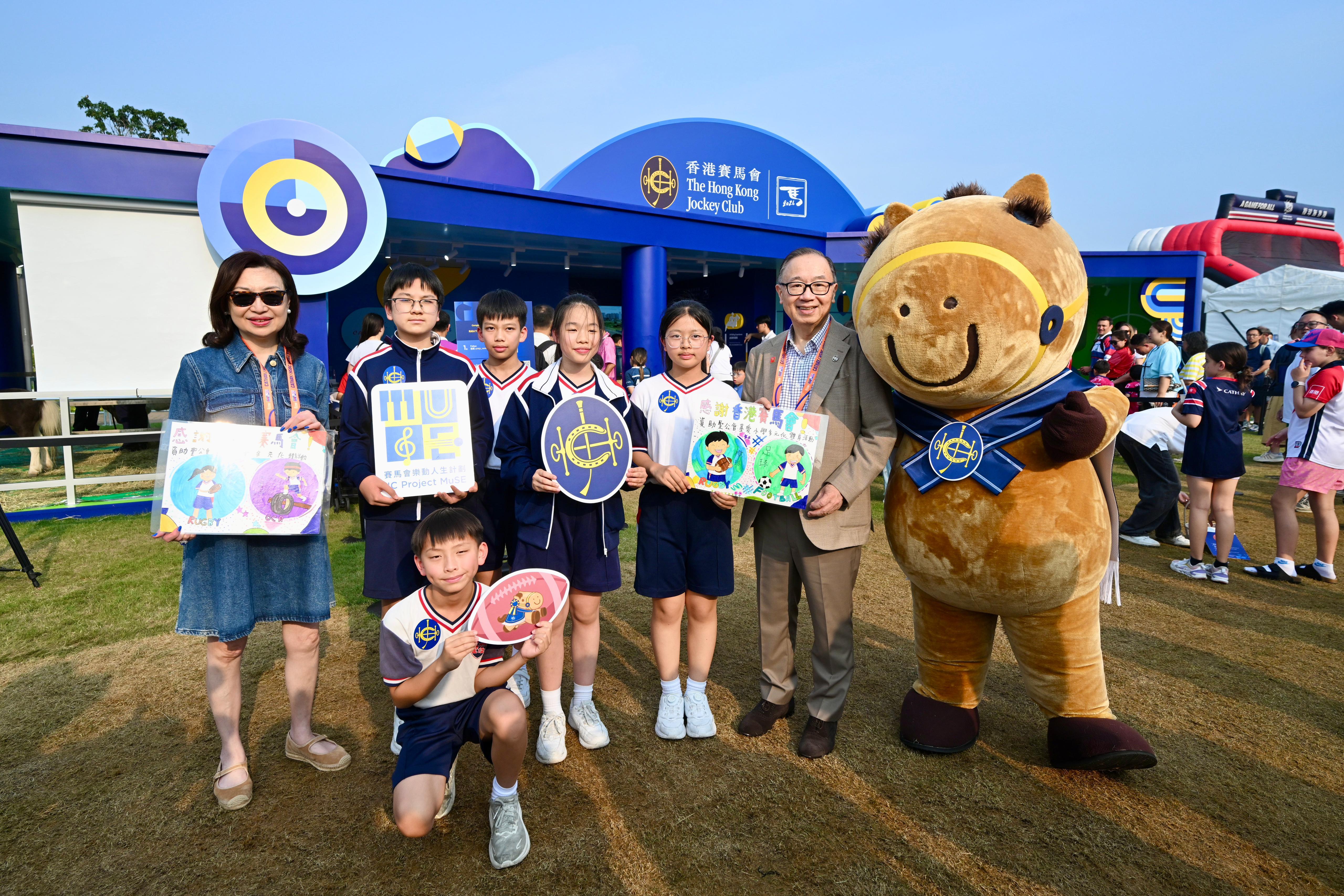 Club Chairman The Hon Martin Liao (2nd right) and his wife (1st left) receive thanks  from beneficiaries of the Jockey Club Sevens Community Programmes.