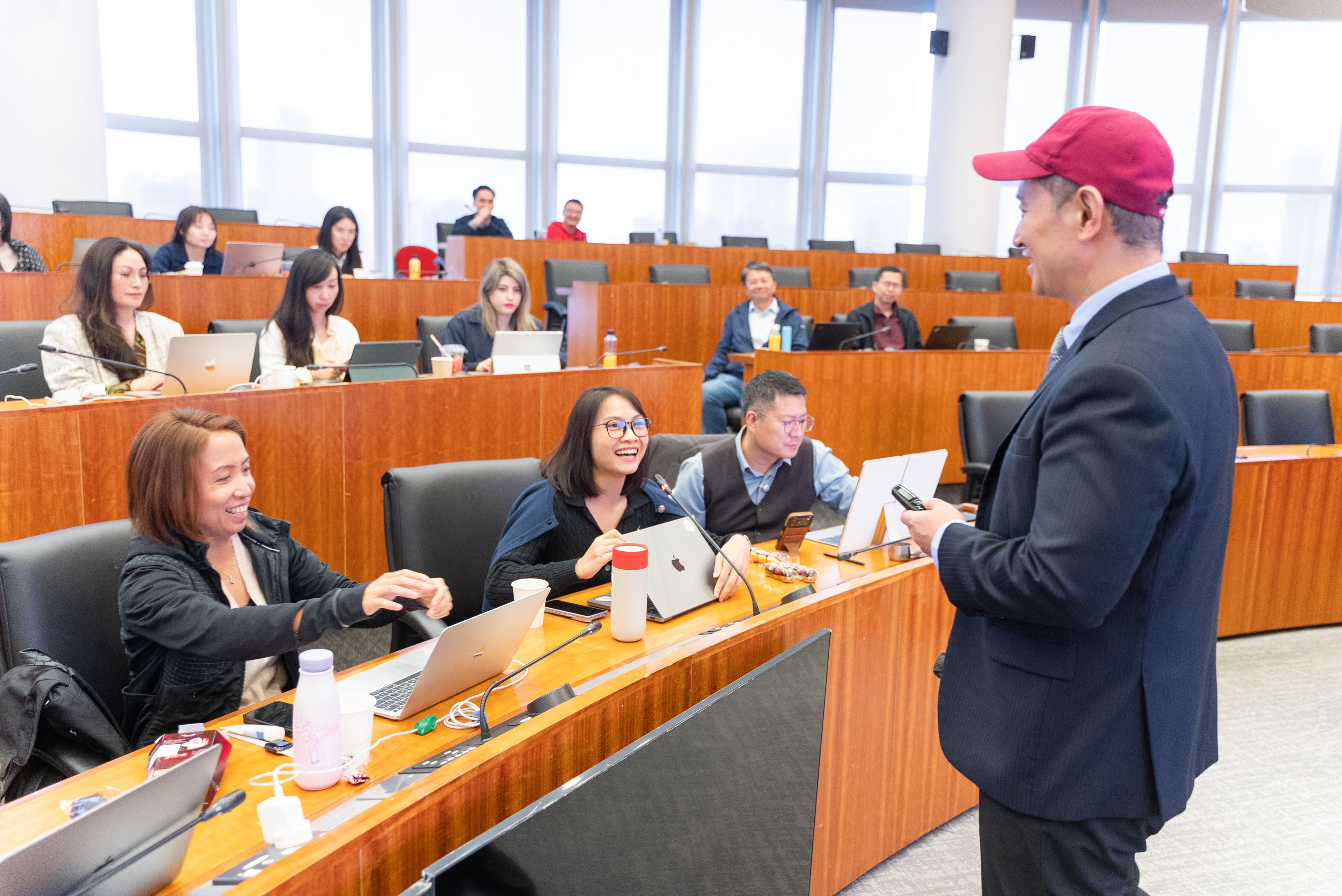 The DBAI programme brings together participants with diverse professional and geographic backgrounds, so that senior executives can benefit from exchanging insights on AI use cases.