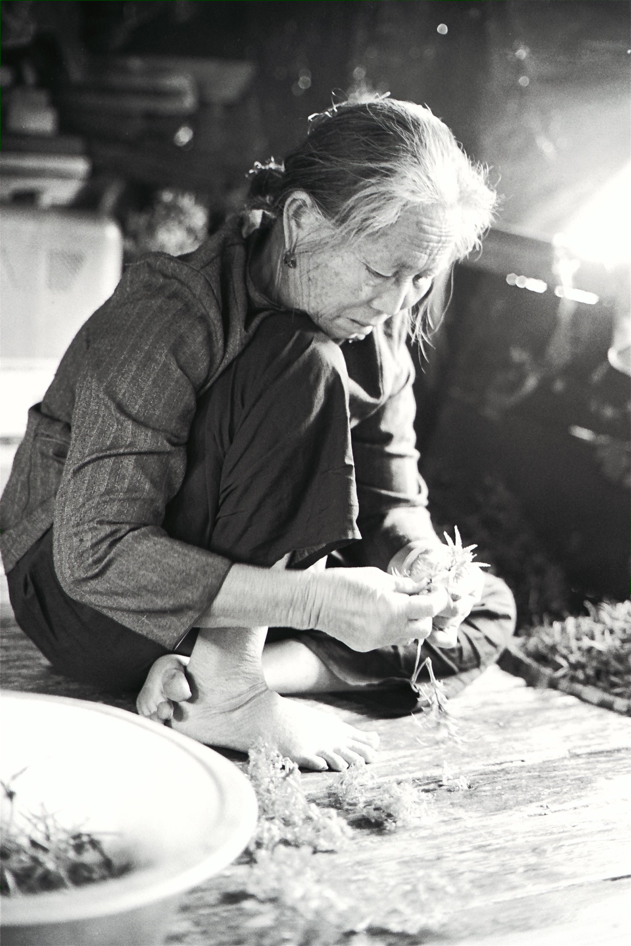 An elderly woman assembles plastic flowers at the Yau Ma Tei Typhoon Shelter in 1970. Photo: SCMP