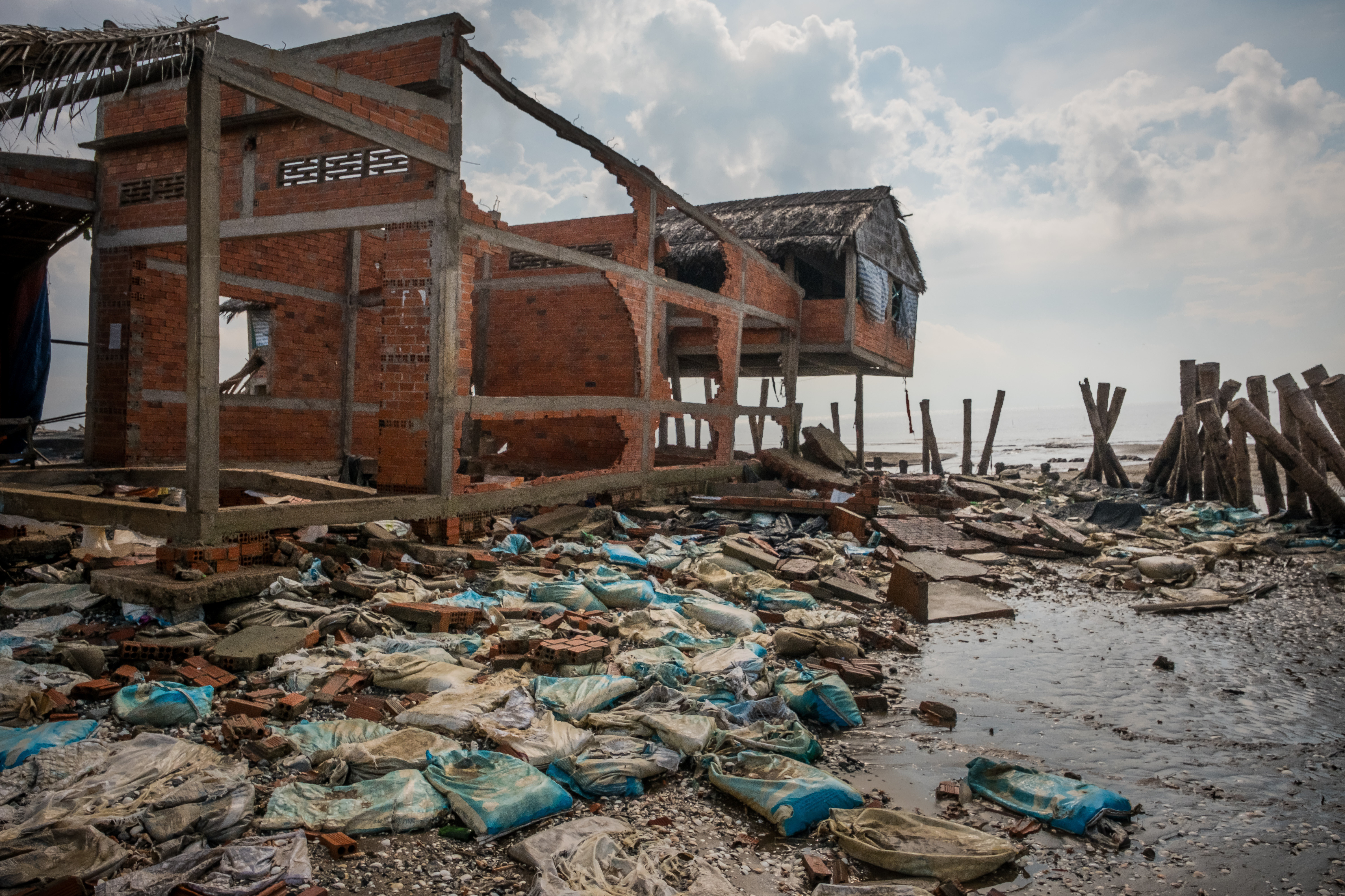 Rising sea levels, caused by climate change threaten coastal communities. Travel companies are pledging to reduce their carbon footprints to fight this. Photo :Linh Pham/Getty Images