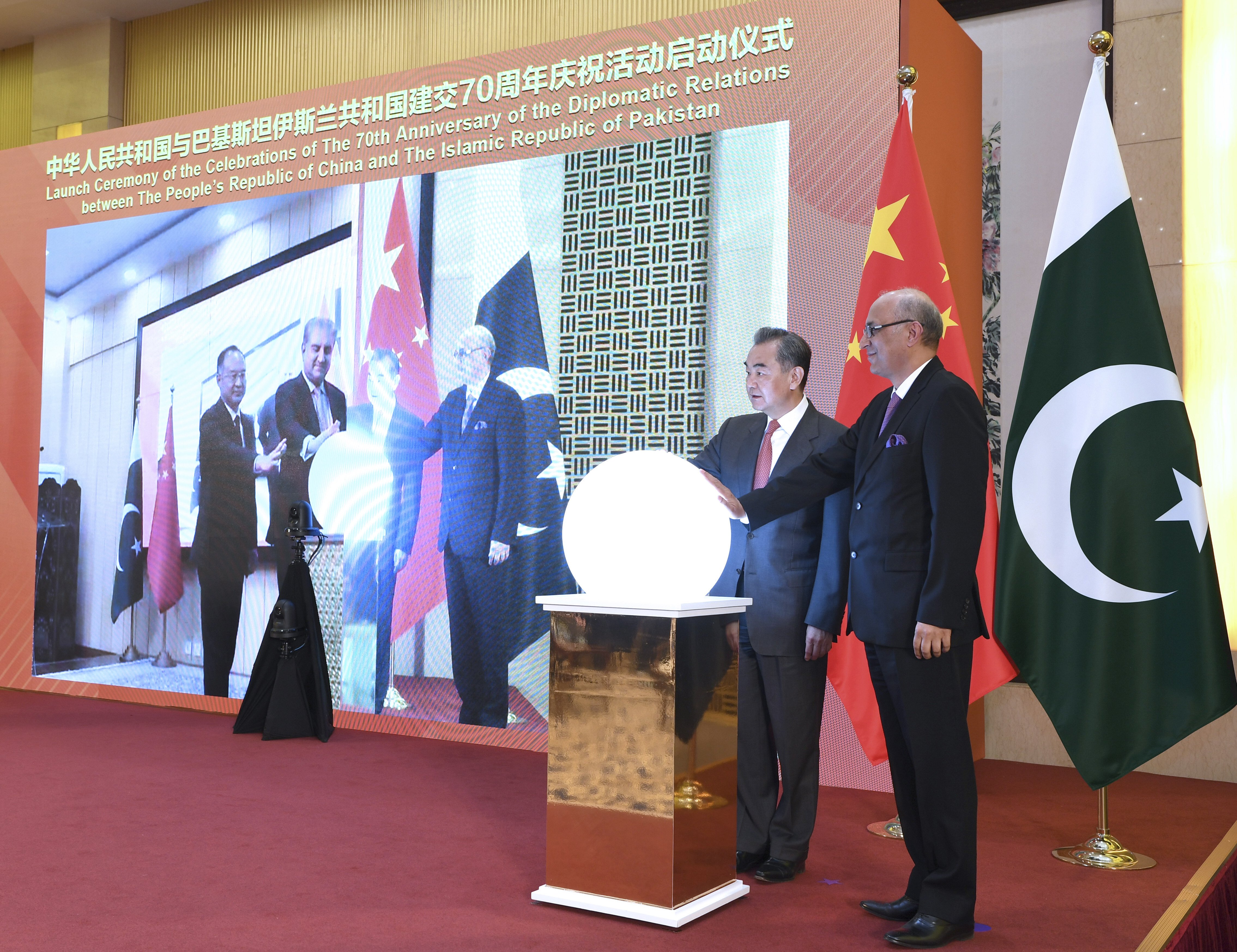 Foreign Minister Wang Yi (second right) attends a virtual ceremony with Pakistani Foreign Minister Shah Mahmood Qureshi to formally commence the celebrations of the 70th anniversary of diplomatic relations between the two countries in Beijing on March 2. Photo: Xinhua