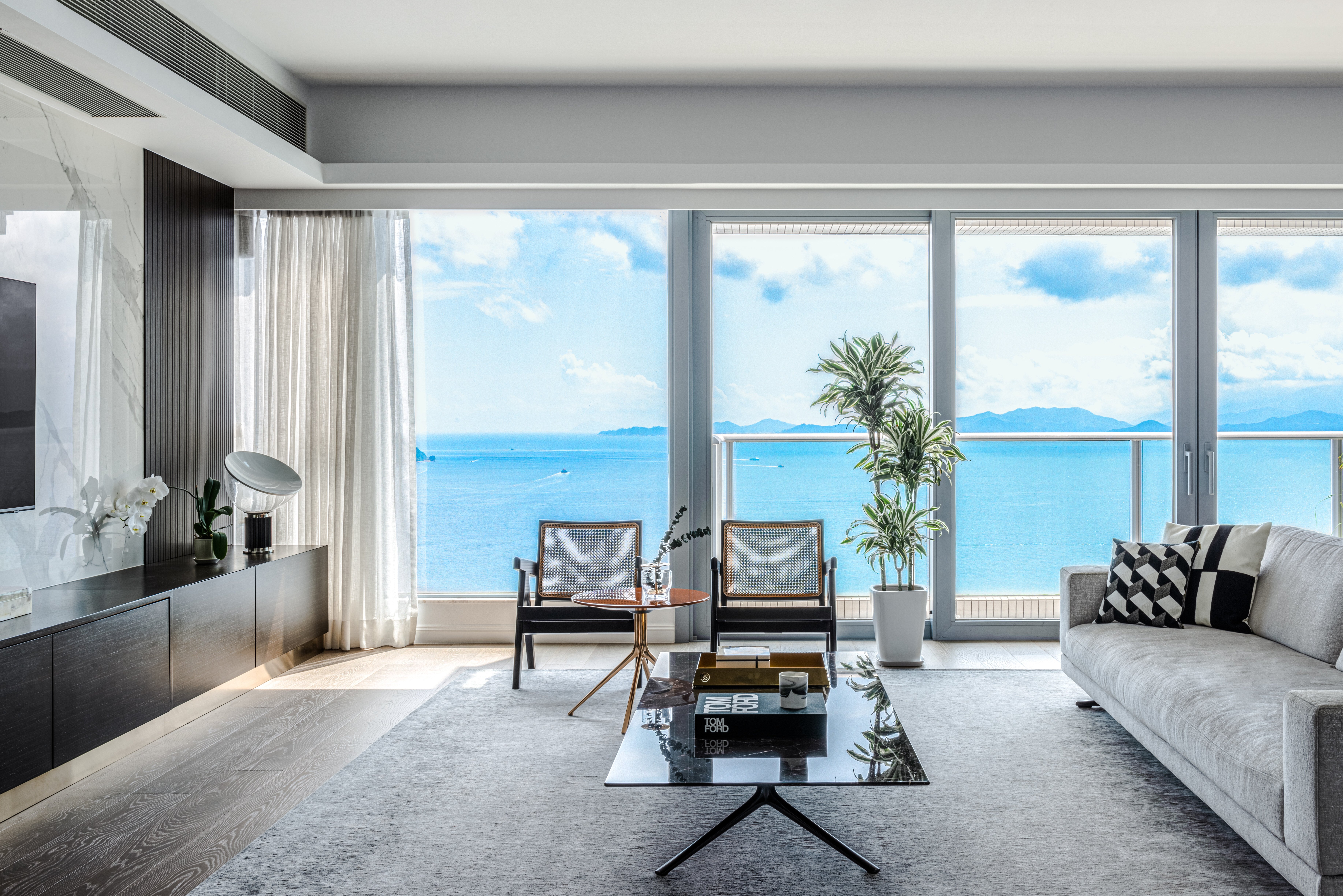 Hong Kong interior design studio hoo helped the interiors of this Pok Fu Lam flat live up to its views. Photography: hoo
