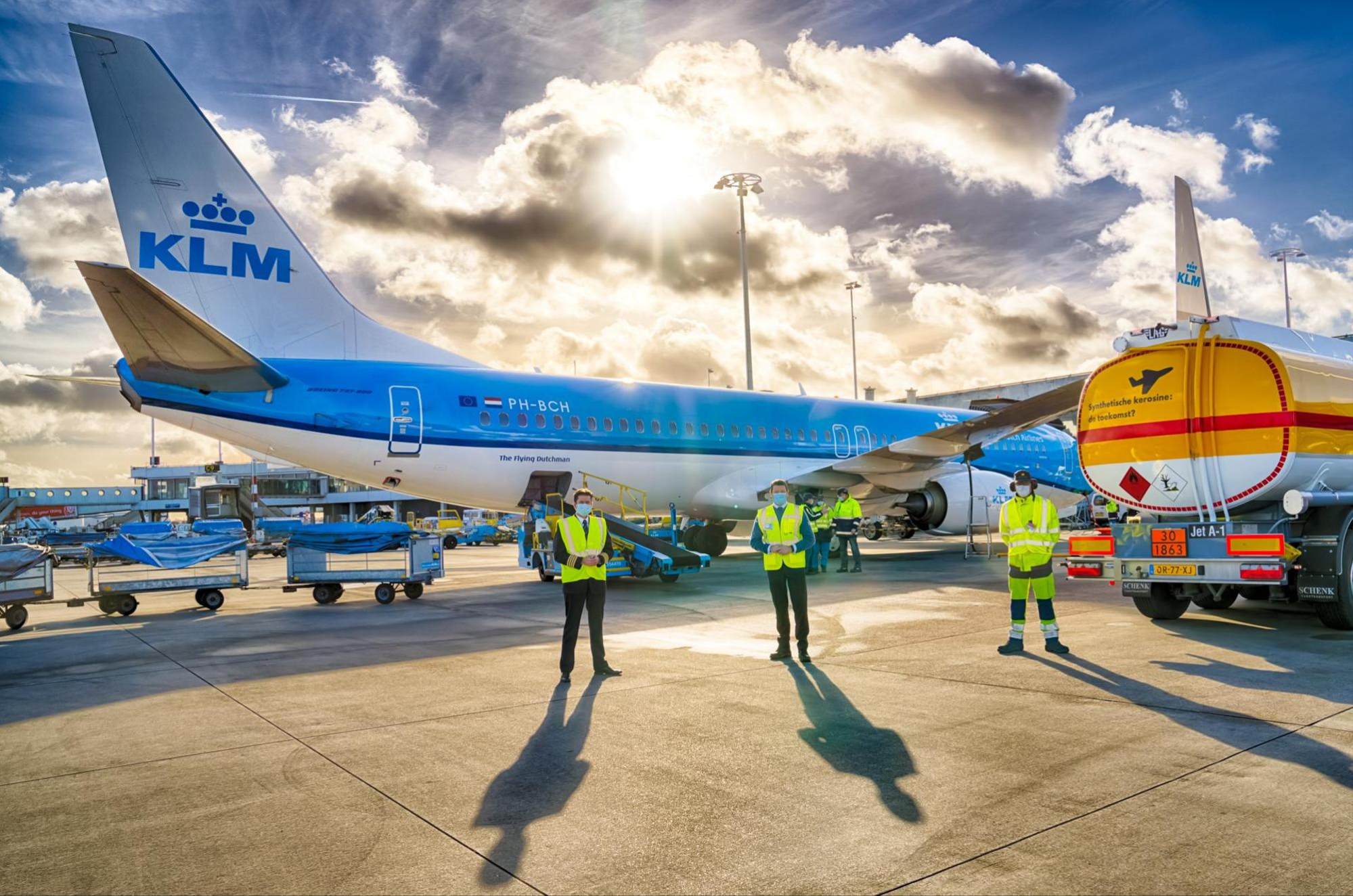 Viral photo of double-decker plane seat ignites fierce flatulence debate