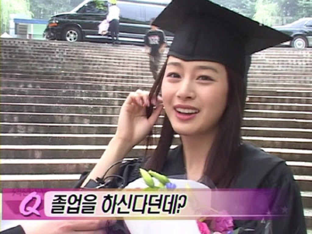 Kim Tae-hee at her graduation ceremony, getting interviewed by MBC Section TV. Photo: MBC