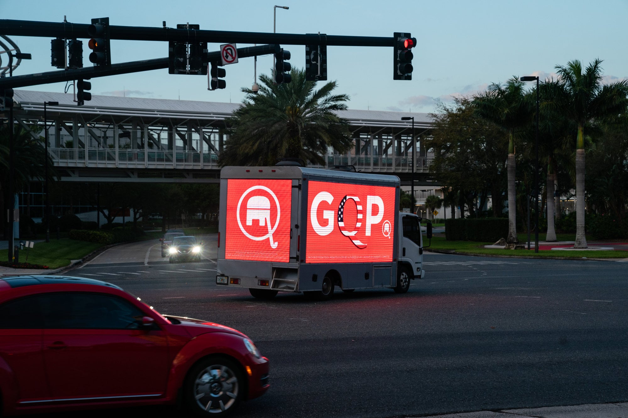 Un camion avec les lettres GQP, une référence aux croyants de QAnon au sein du Parti républicain, conduit devant la Conférence d'action politique conservatrice à Orlando, en Floride, en février.  Photo: Bloomberg