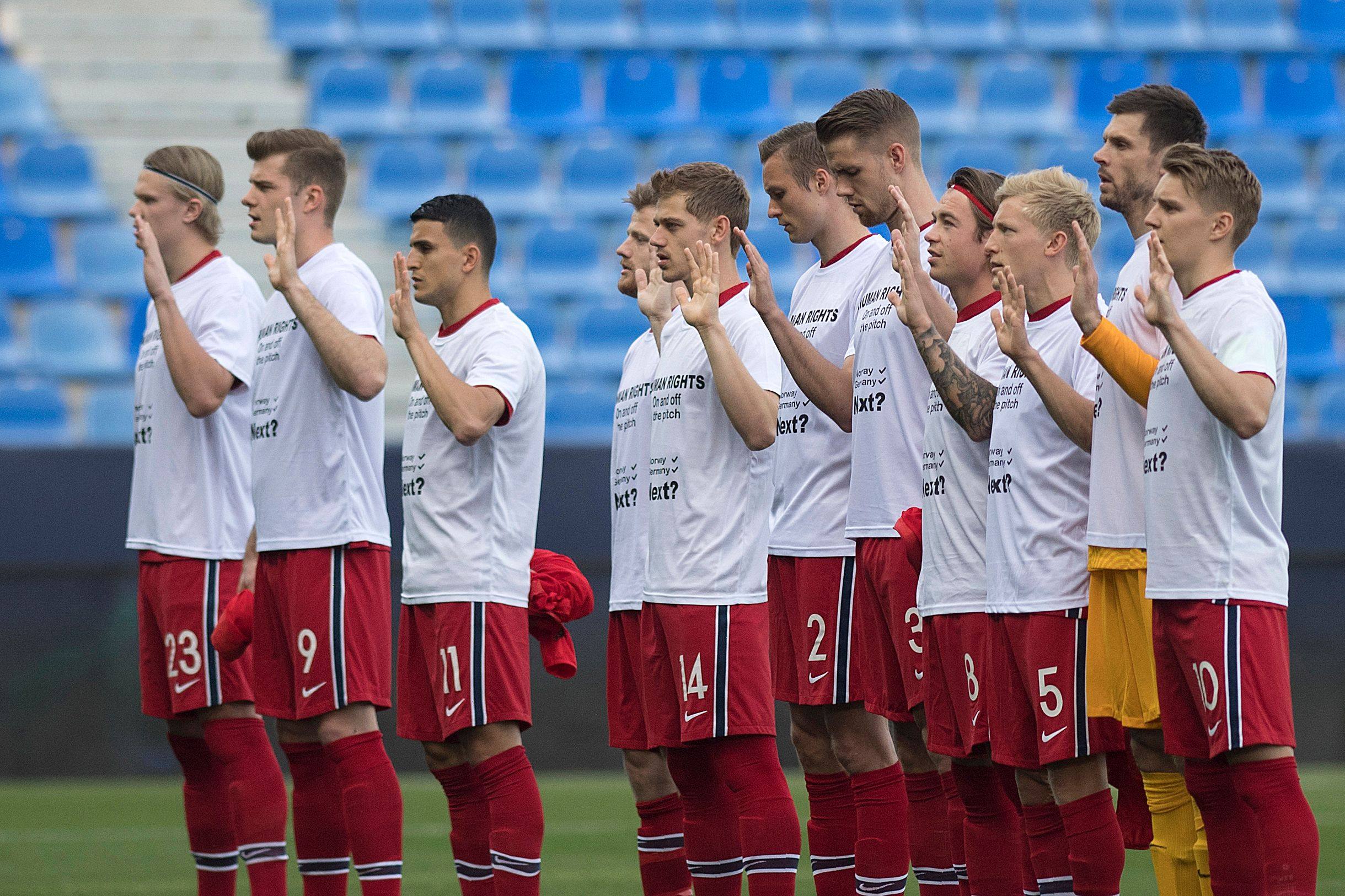 Norways players pose with t-shirts reading Human rights, on and off the pitch. Norway, Germany, next? in support of migrant workers building World Cup venues in Qatar for the 2022 finals, ahead of the FIFA World Cup Qatar 2022 qualification football match between Norway and Turkey at La Rosaleda stadium in Malaga on March 27, 2021. (Photo by JORGE GUERRERO / AFP)