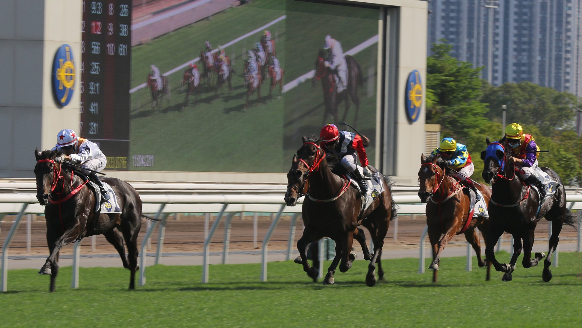 Courier Wonder (left) holds off Trillion Win (right) to win at Sha Tin. 