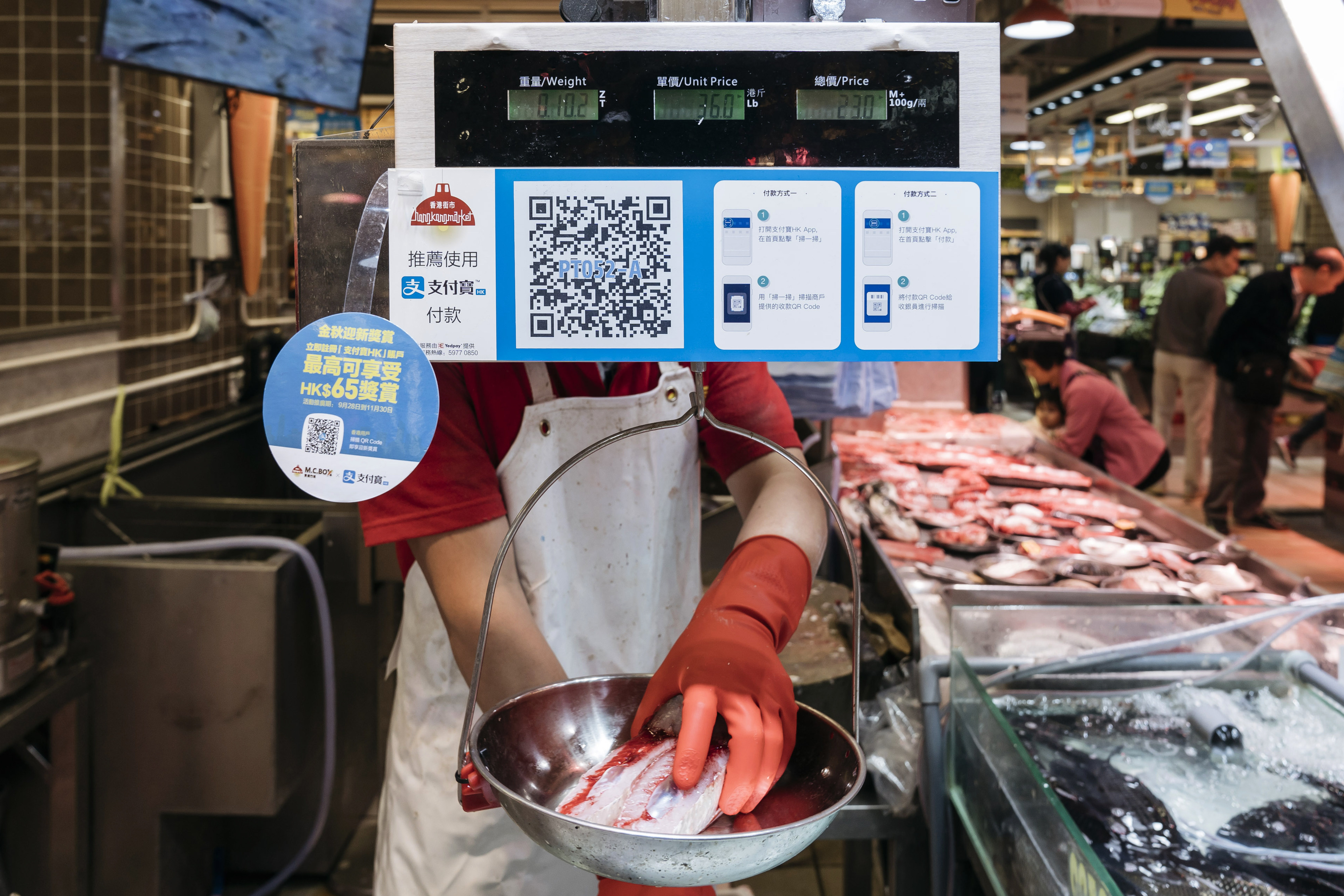 A sign at a fish vendor in Hong Kong’s Po Tat Market informs shoppers that payment can be made through Alipay, in November 2017. Photo: Bloomberg