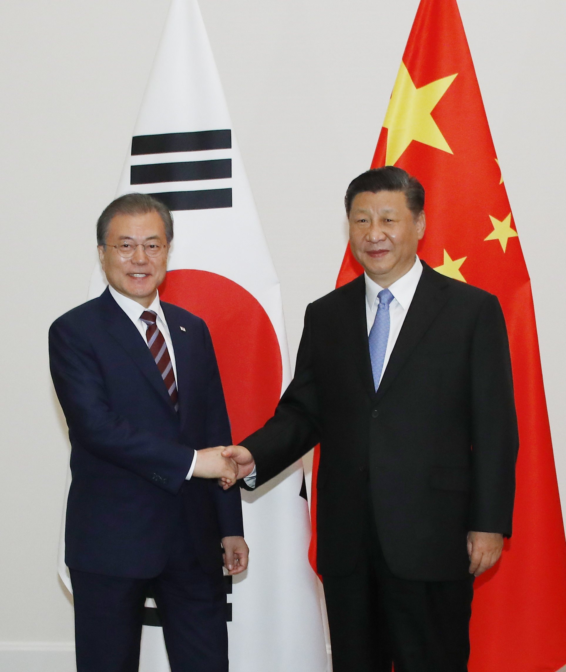 President Moon Jae-in (left) pictured with China’s President Xi Jinping prior to talks in Osaka on June 27, 2019. Photo: EPA-EFE