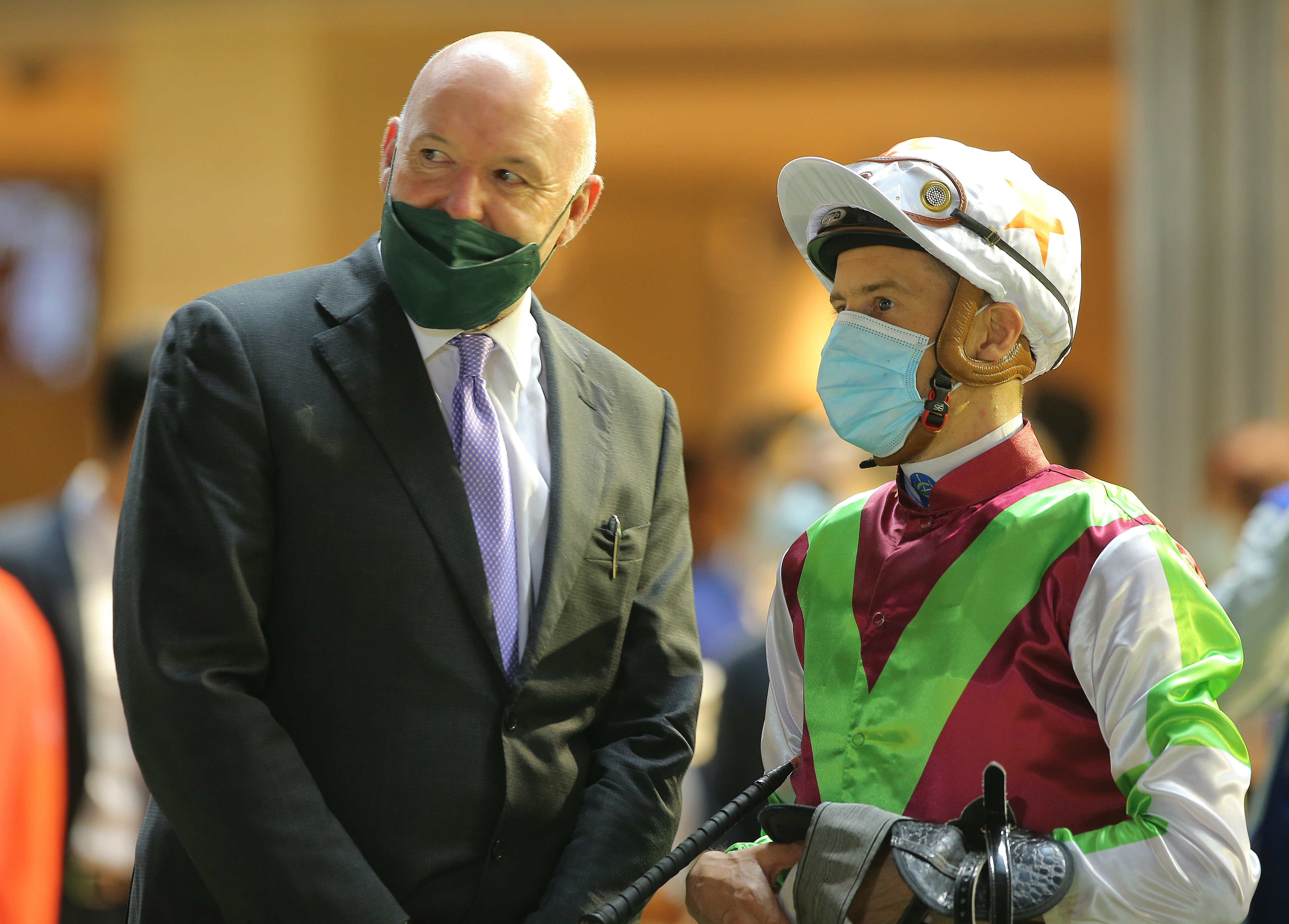 David Hayes and Blake Shinn discuss Showina’s victory at Happy Valley. Photos: Kenneth Chan 