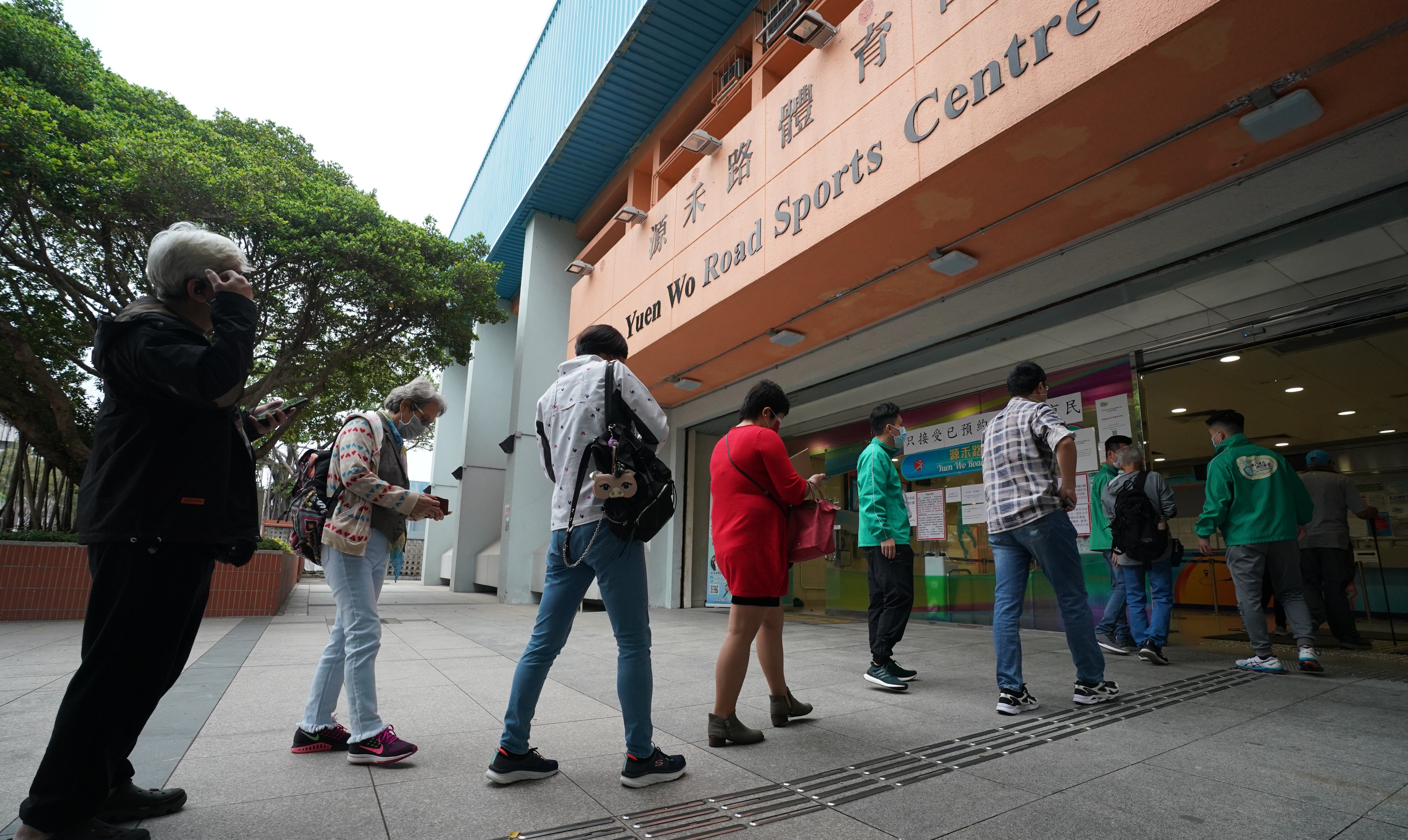 People queue up for Covid-19 vaccines at the Sha Tin community vaccination centre in Sha Tin Yuen Wo Road Sports Centre on March 27. Photo: Felix Wong