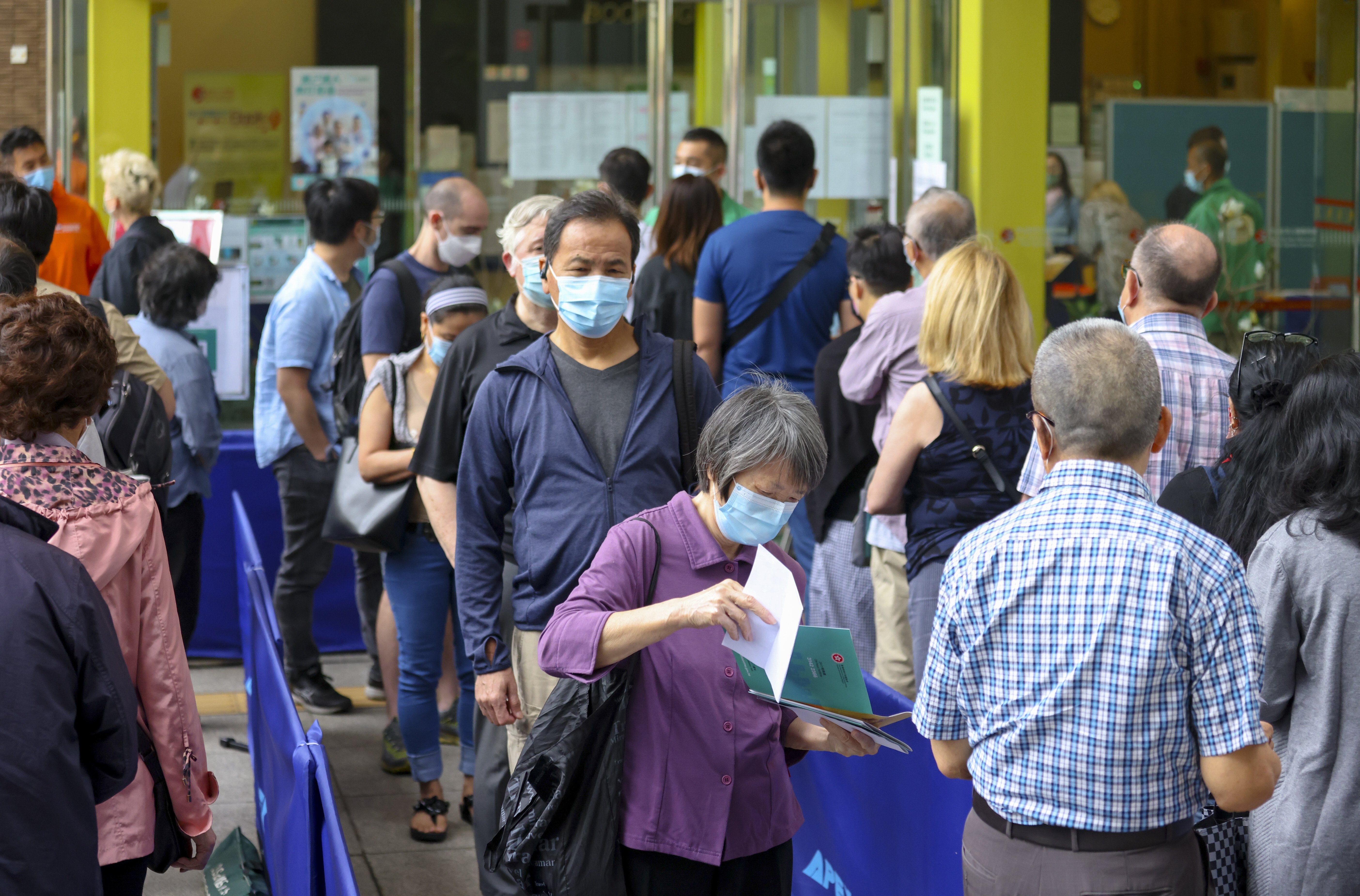 People queue up for BioNTech Covid-19 jab at Sun Yat Sen Memorial Park Sports Centre in Sai Ying Pun. Photo: Nora Tam