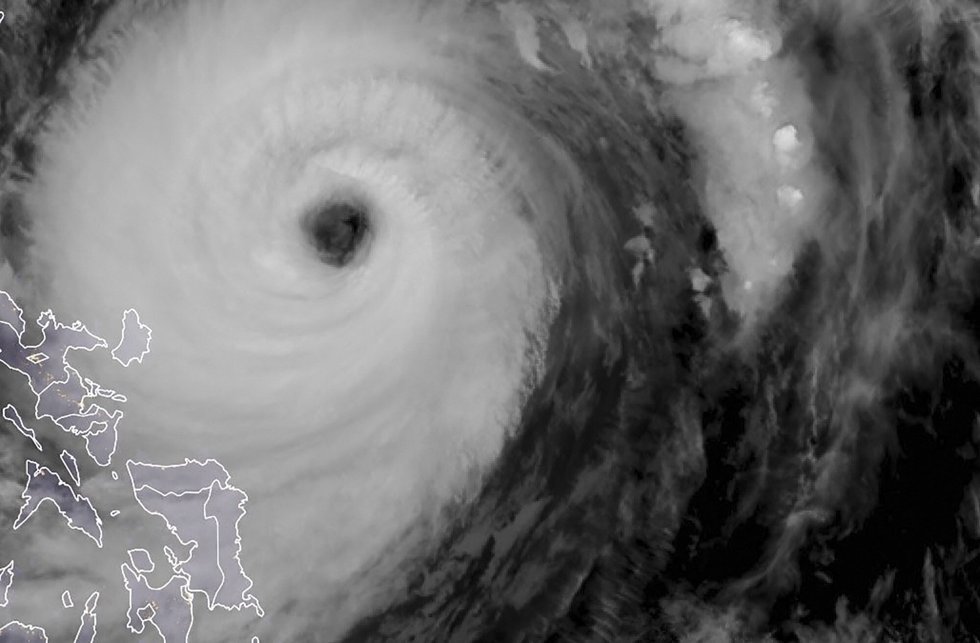 Typhoon surigae. Тайфун Мем. Внутри тайфуна тишина. Рассвирепевший Тайфун. Рассвирепевший тайфун гонит нашу