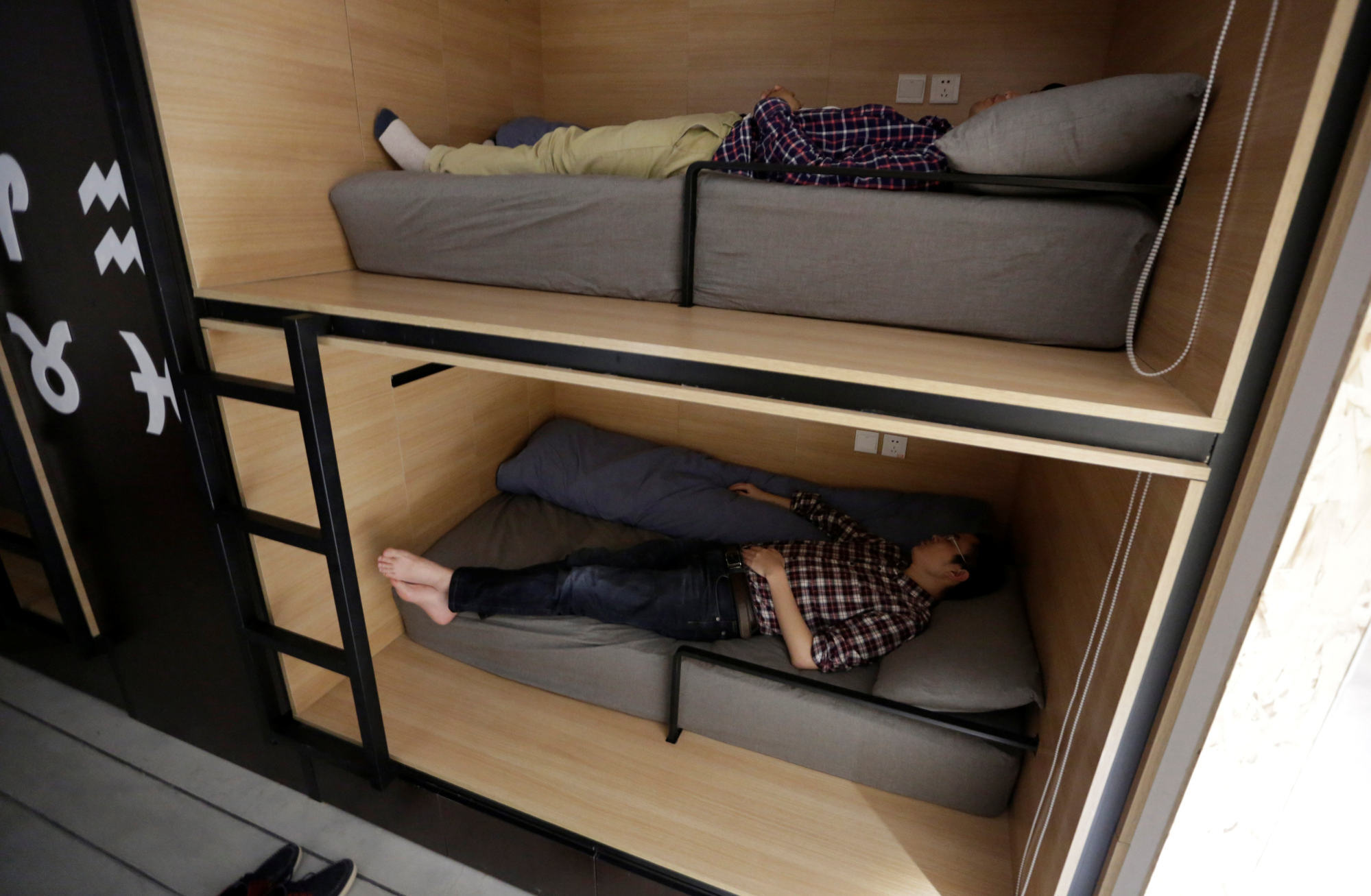 В обед можно спать. Место снов. Японцы спят в офисе. Место для сна в офисе. Домик для сна на рабочем месте.