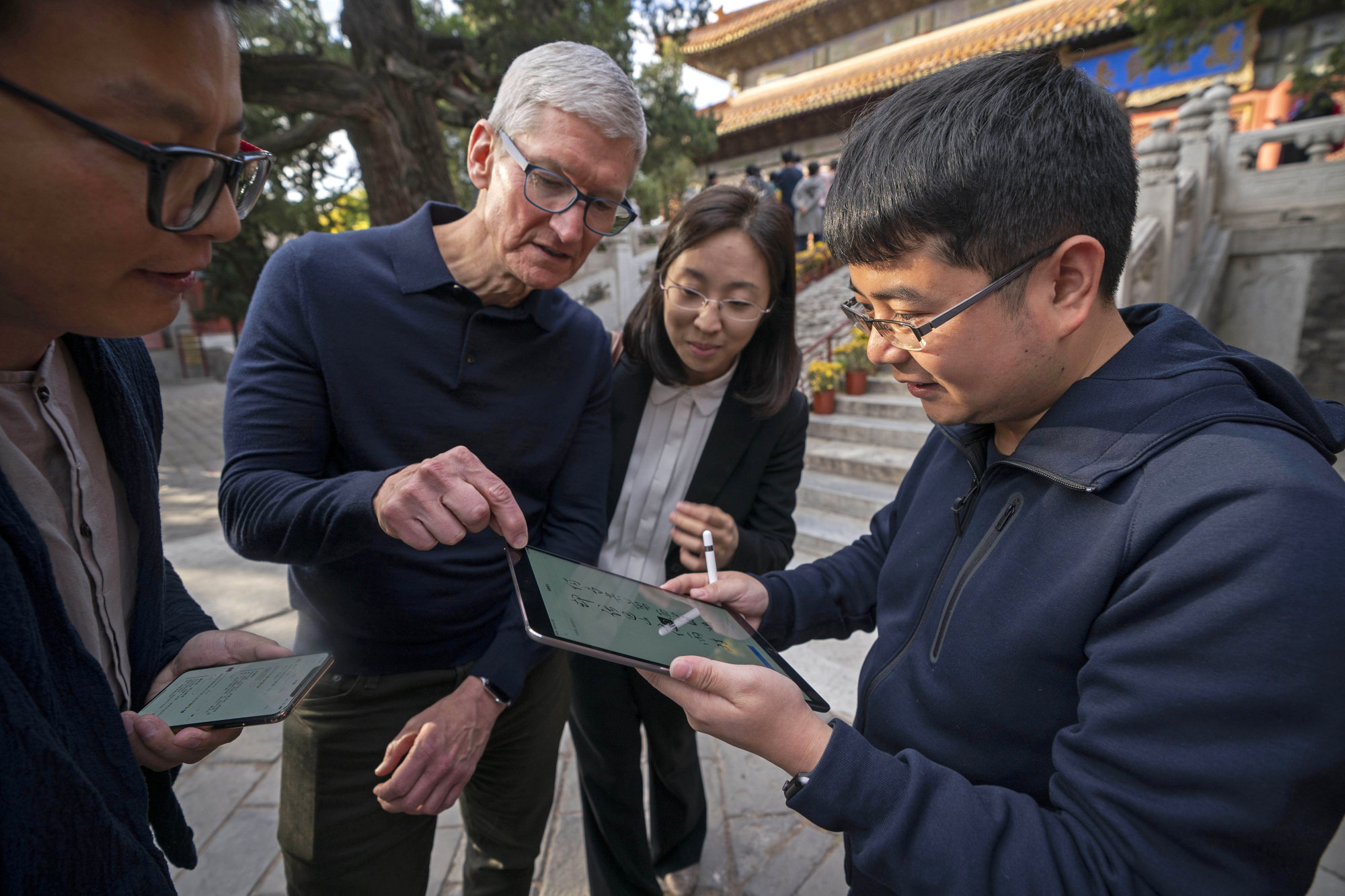 Apple CEO Tim Cook talks with Chinese app developers during a visit to Beijing, China, on October 18, 2018. Photo: Xinhua