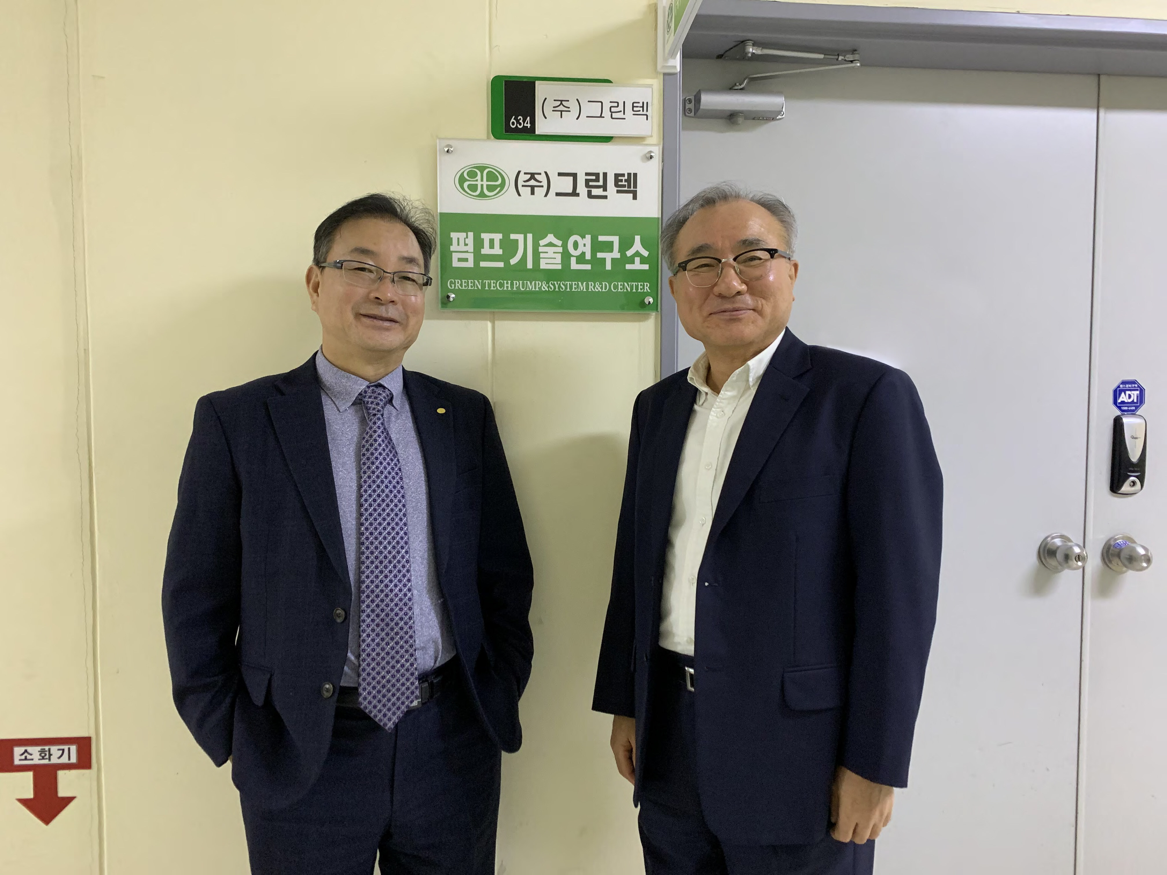 From left, Lee Jung-gon, president and Sung Seuk-kyung, senior adviser