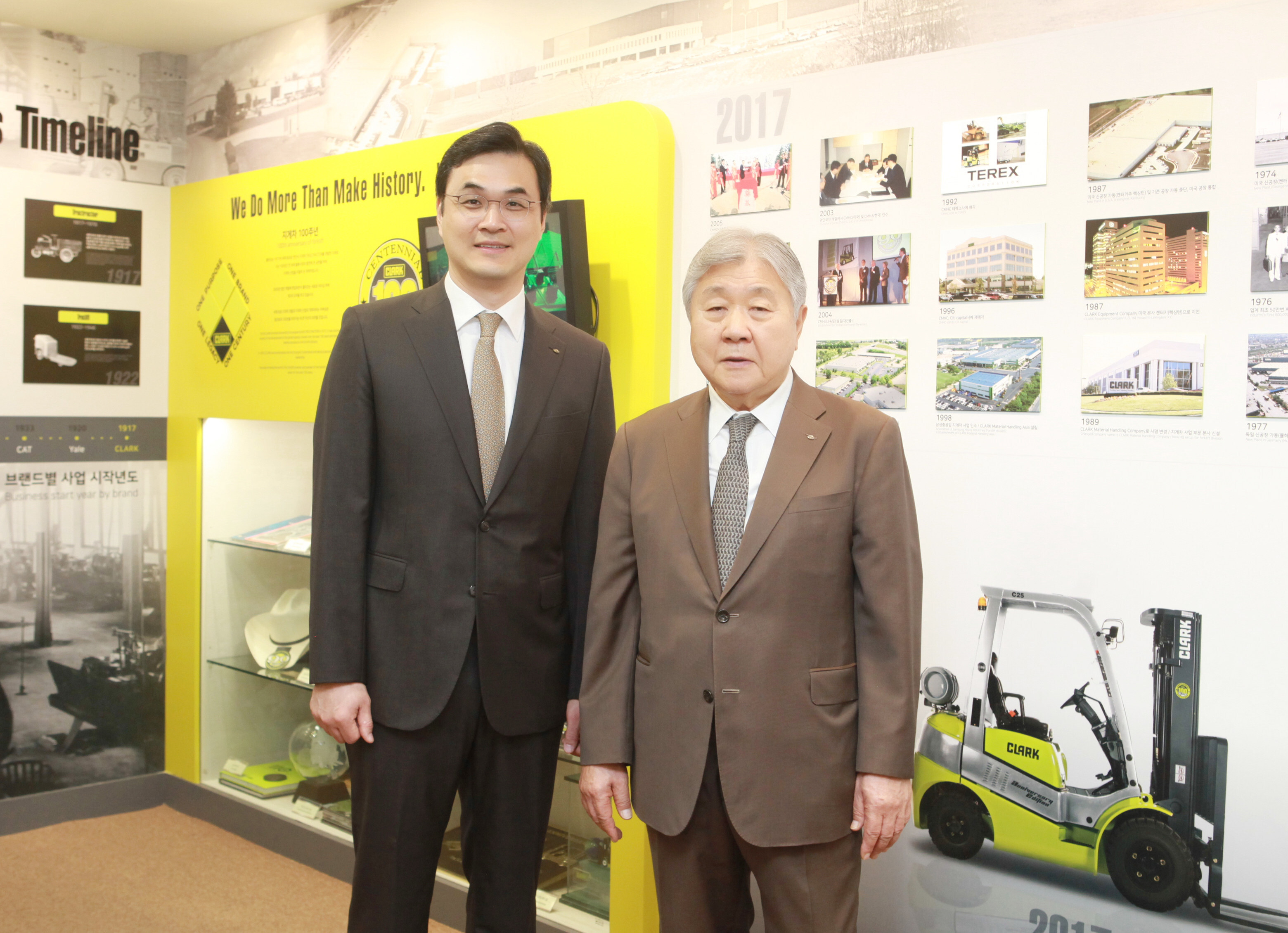 From left, Baik Seung-soo, CEO and vice-chairman of CLARK Material Handling International, and Baik Sung-hak, founder of Young An Hat and chairman of CLARK Material Handling International