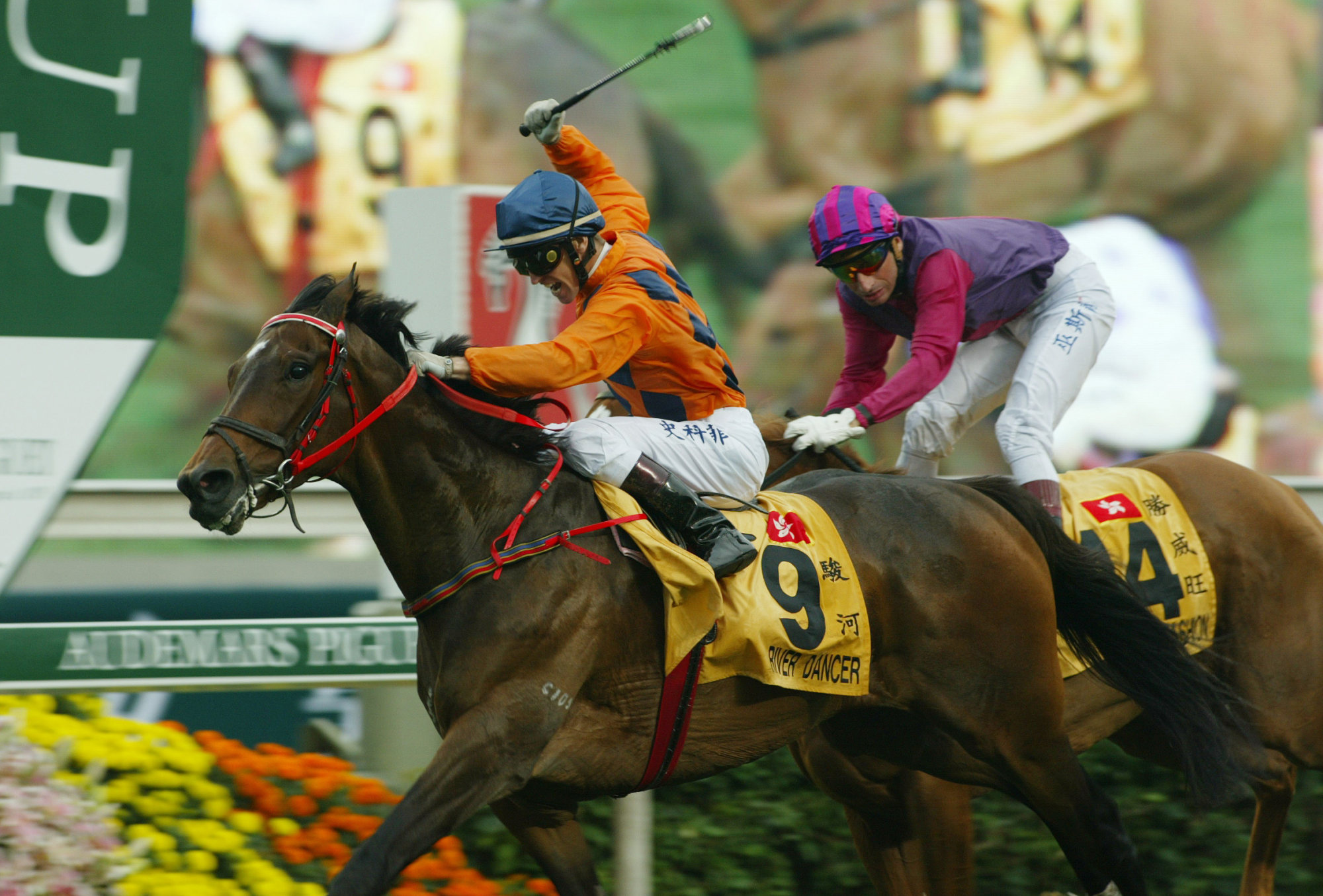 Glyn Schofield wins the 2004 QE II Cup on River Dancer. 