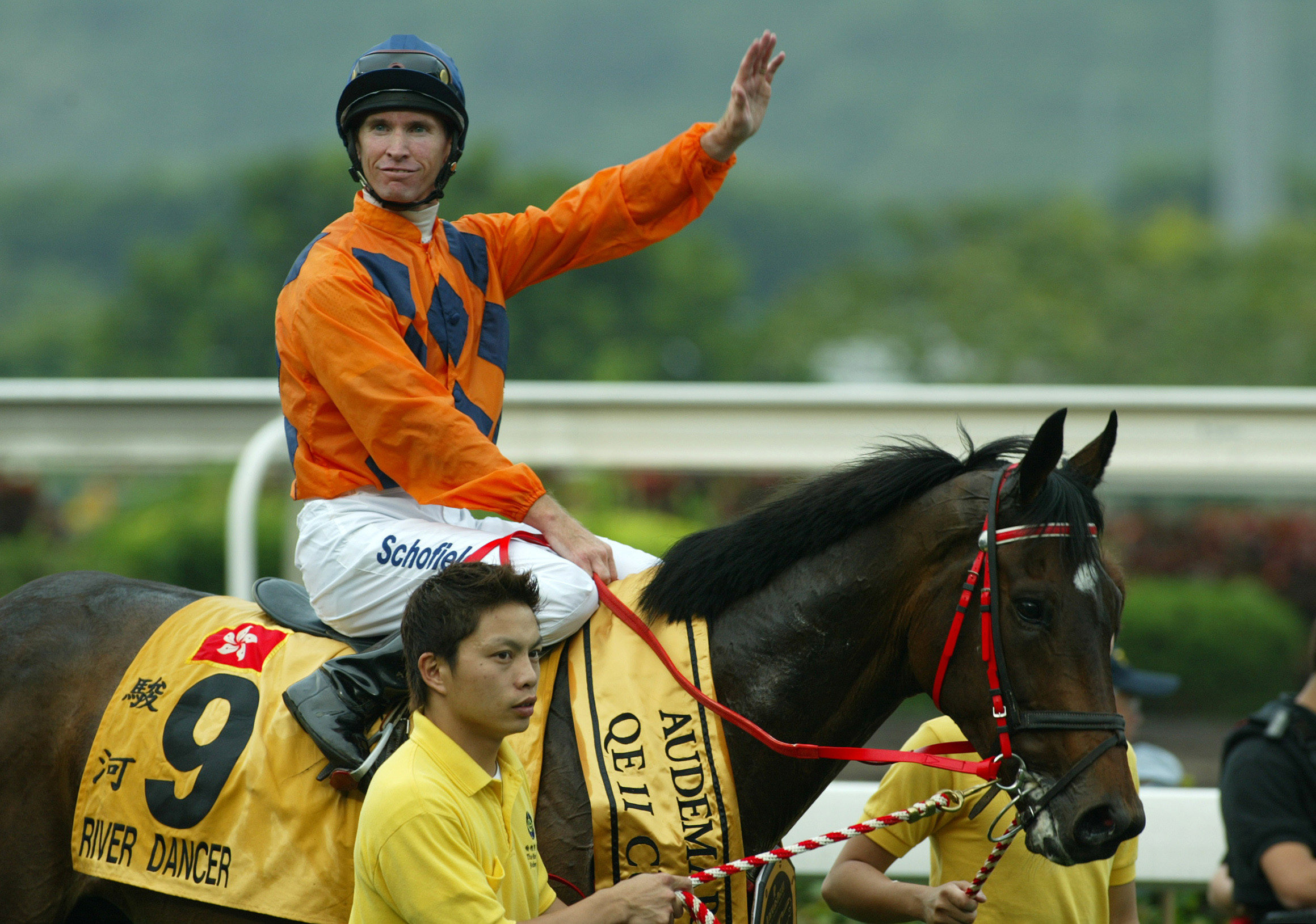Glyn Schofield returns after winning the 2004 QE II Cup aboard River Dancer at Sha Tin. Photos: Kenneth Chan